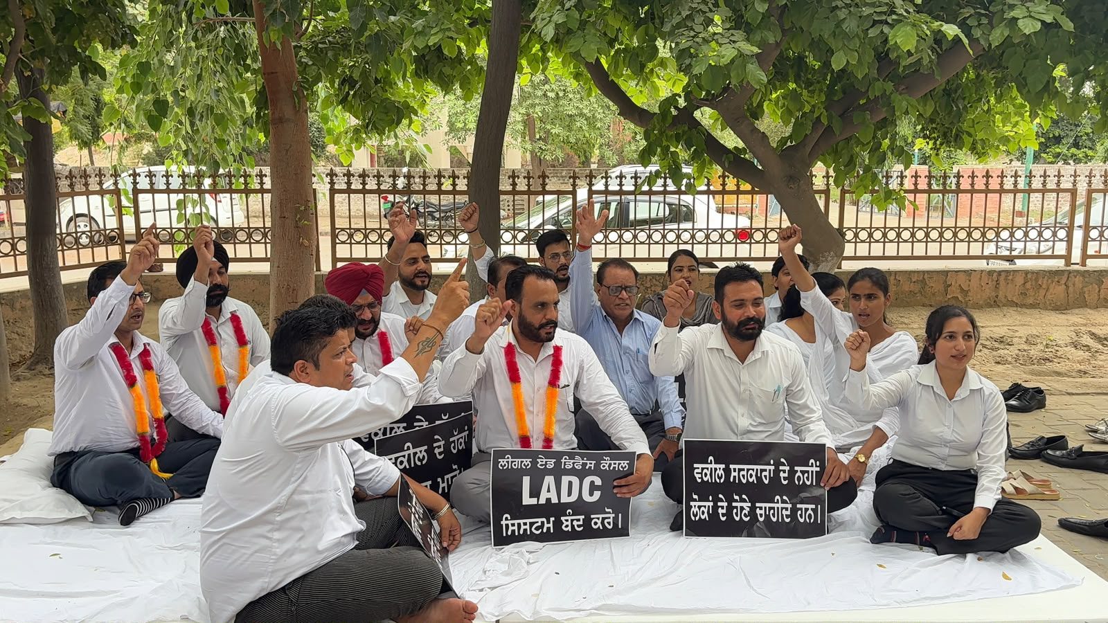 “ਇਨਸਾਫ਼ ਦੇ ਦਰਾਂ ‘ਤੇ ਸੰਘਰਸ਼ ਦੀ ਦਸਤਕ: ਜੈਤੋ ਬਾਰ ਨੇ ਭੁੱਖ ਹੜਤਾਲ ਨਾਲ ਖੋਲ੍ਹਿਆ ਮੋਰਚਾ”   “LADC ਨੀਤੀ ਖ਼ਿਲਾਫ਼ ਵਕੀਲਾਂ ਦਾ ਐਲਾਨ-ਏ-ਜੰਗ, ਅਦਾਲਤੀ ਕੰਮਕਾਜ ਠੱਪ”