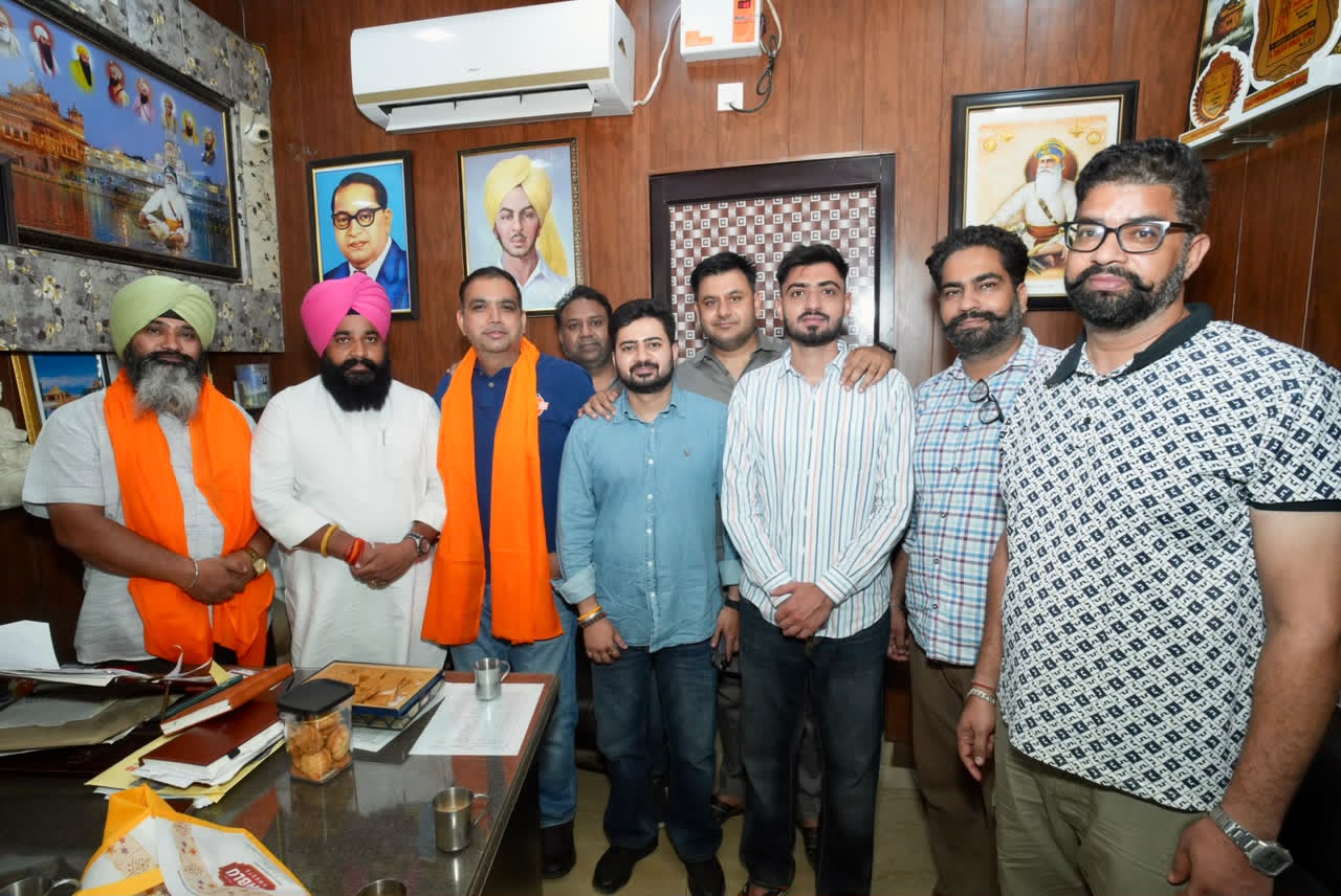 ਚੰਦਨ ਲੂਥਰਾ ਸਵਰਨਕਾਰ ਵੈਲਫੇਅਰ ਬੋਰਡ ਦੇ ਚੇਅਰਮੈਨ ਨਿਯੁਕਤ   ਪੰਜਾਬ ਸਰਕਾਰ ਹਰ ਵਰਗ ਨੂੰ ਬਣਦਾ ਮਾਣ-ਸਤਿਕਾਰ ਅਤੇ ਨੁਮਾਇੰਦਗੀ ਦੇ ਰਹੀ ਹੈ: ਵਿਧਾਇਕ ਦਲਬੀਰ ਸਿੰਘ ਟੌਂਗ