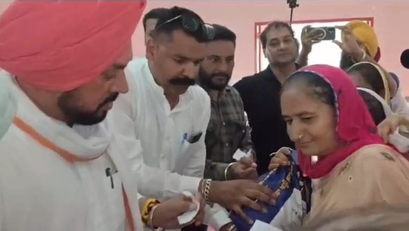 ਹਲਕਾ ਨਾਭਾ ਵਿੱਚ ਲੋਕ ਭਲਾਈ ਕਾਰਜਾਂ ਨੂੰ ਹੁਲਾਰਾ: ਵਿਧਾਇਕ ਦੇਵ ਮਾਨ ਵੱਲੋਂ ਵਾਰਡ ਨੰਬਰ 18 ਅਤੇ 19 ਵਿੱਚ ਰਾਸ਼ਨ ਕਿੱਟਾਂ ਦੀ ਵੰਡ ‘ਮੇਰੀ ਰਸੋਈ ਸਕੀਮ’ ਤਹਿਤ ਲੋੜਵੰਦ ਪਰਿਵਾਰਾਂ ਨੂੰ ਮਿਲੀ ਵੱਡੀ ਰਾਹਤ; ਨਗਰ ਕੌਂਸਲ ਦੇ ਸੀਨੀਅਰ ਮੀਤ ਪ੍ਰਧਾਨ ਹਰਪ੍ਰੀਤ ਸਿੰਘ ਪ੍ਰੀਤ ਅਤੇ ਵਾਰਡ ਇੰਚਾਰਜ ਰਣਧੀਰ ਸਿੰਘ ਵੀ ਰਹੇ ਮੌਜੂਦ। “ਆਮ ਆਦਮੀ ਪਾਰਟੀ ਦੀ ਸਰਕਾਰ ਨੇ ਚੋਣਾਂ ਦੌਰਾਨ ਜਨਤਾ ਨਾਲ ਕੀਤੇ ਹਰ ਵਾਅਦੇ ਨੂੰ ਅਮਲੀ ਜਾਮਾ ਪਹਿਨਾਇਆ” — ਐਮ.ਐਲ.ਏ. ਗੁਰਦੇਵ ਸਿੰਘ ਦੇਵ ਮਾਨ। ਵਿਧਾਇਕ ਨੇ ਮੌਕੇ ‘ਤੇ ਸੁਣੀਆਂ ਹਲਕਾ ਵਾਸੀਆਂ ਦੀਆਂ ਮੁਸ਼ਕਿਲਾਂ, ਅਧਿਕਾਰੀਆਂ ਨੂੰ ਤੁਰੰਤ ਨਿਪਟਾਰੇ ਦੇ ਦਿੱਤੇ ਸਖ਼ਤ ਨਿਰਦੇਸ਼