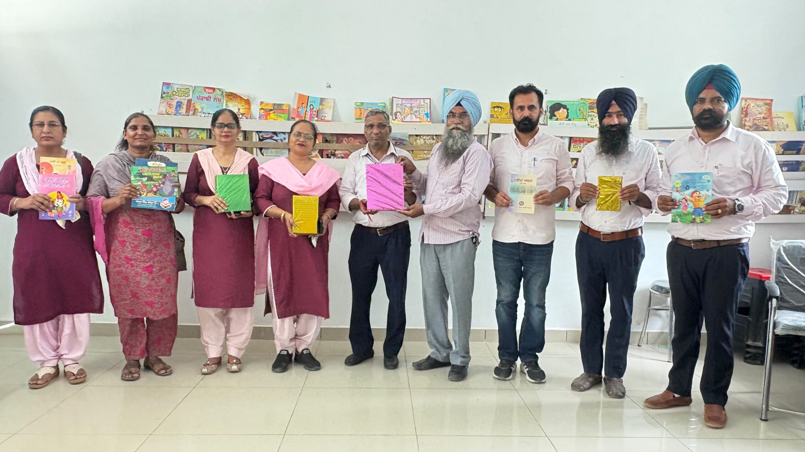 ਕਿਤਾਬਾਂ ਦੀ ਖੁਸ਼ਬੂ ਨਾਲ ਮਹਿਕਿਆ ਗਿਆਨ ਦਾ ਵਿਹੜਾ; ਸਕੂਲ ਲਾਇਬ੍ਰੇਰੀ ਨੂੰ ਮਿਲਿਆ ਬਾਲ ਸਾਹਿਤ ਦਾ ਅਨਮੋਲ ਤੋਹਫ਼ਾ