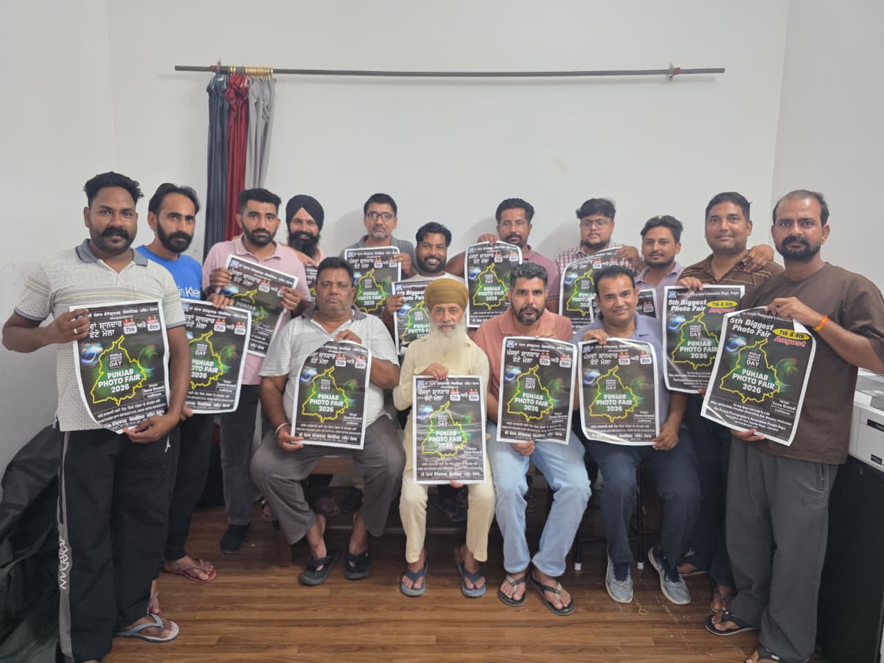 ਲੈਂਸਾਂ ਦੀ ਰੌਸ਼ਨੀ ਨਾਲ ਸਜੇਗਾ ਪੰਜਾਬ; ਫੋਟੋ ਫੇਅਰ-2026 ਦਾ ਬਿਗੁਲ ਵੱਜਿਆ ਫੋਟੋਗ੍ਰਾਫੀ ਨੂੰ ਮਿਲੀ ਨਵੀਂ ਉਡਾਣ; ਮੈਂਬਰਾਂ ਨੂੰ ਆਈ-ਕਾਰਡ ਤੇ ਸਰਟੀਫਿਕੇਟ ਭੇਟ ਕੀਤੇ – ਓਮ ਭੂਸ਼ਨ ਗਰਗ