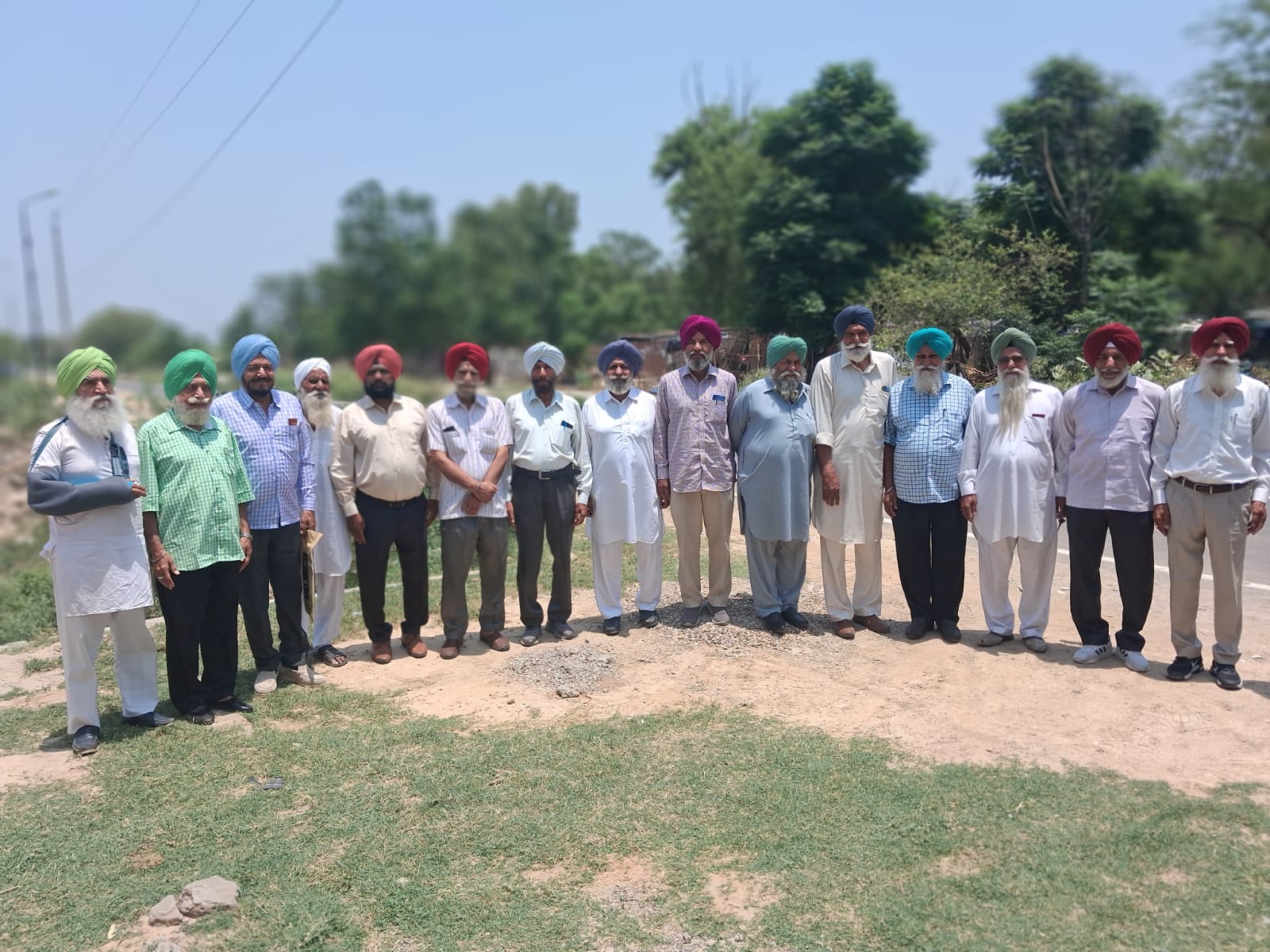 ਪੱਤੀ ਮੁਹੱਬਤ ਵਾਲੀ ਸੜਕ ਤੇ ਅਵਾਰਾ ਕੁੱਤਿਆ ਕਾਰਨ ਕਾਰਪੋਰੇਸ਼ਨ ਮੋਗਾ ਦੀ ਬੇਰੁੱਖੀ ਤੋ ਪ੍ਰੇਸ਼ਾਨ ਪਬਲਿਕ