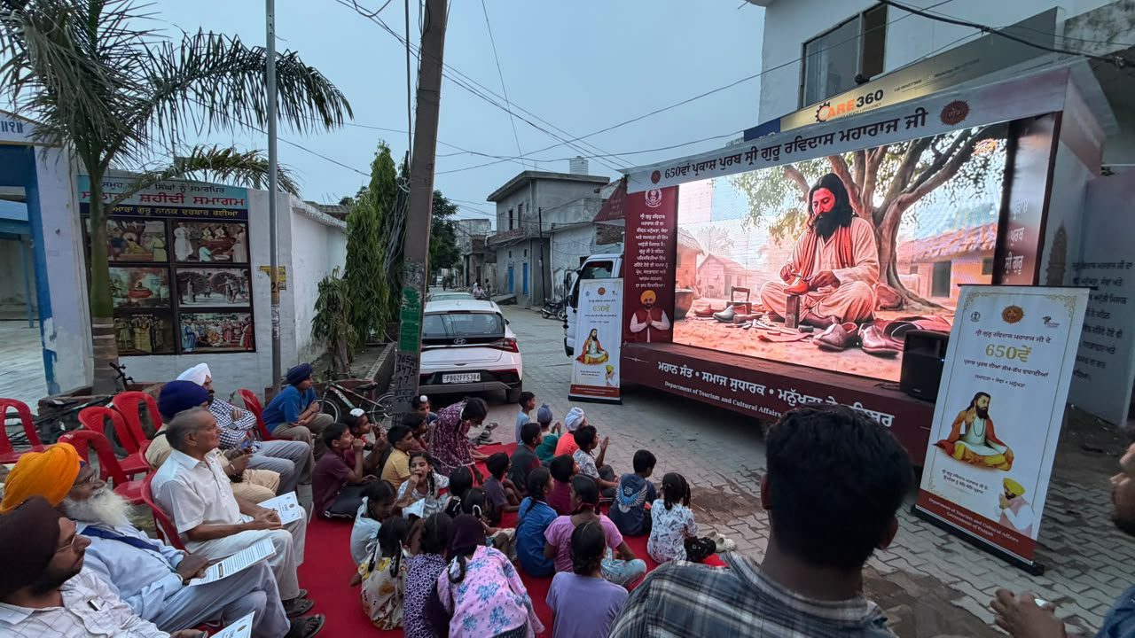 ਸ੍ਰੀ ਗੁਰੂ ਰਵਿਦਾਸ ਮਹਾਰਾਜ ਜੀ ਦੇ ਜੀਵਨ ਅਤੇ ਸਿੱਖਿਆਵਾਂ ’ਤੇ ਆਧਾਰਿਤ ਦਸਤਾਵੇਜ਼ੀ ਫਿਲਮ ਪਿੰਡਾਂ ਵਿੱਚ ਲੋਕਾਂ ਲਈ ਬਣ ਰਹੀ ਪ੍ਰੇਰਨਾ ਸਰੋਤ ਡਾਕੂਮੈਂਟਰੀ ਵੈਨ ਰਾਹੀਂ ਜੰਡਿਆਲਾ ਗੁਰੂ ਅਤੇ ਬਾਬਾ ਬਕਾਲਾ ਸਾਹਿਬ ਹਲਕੇ ਦੇ ਪਿੰਡਾਂ ਵਿੱਚ ਦਿਖਾਈ ਗਈ ਦਸਤਾਵੇਜ਼ੀ ਫਿਲਮ
