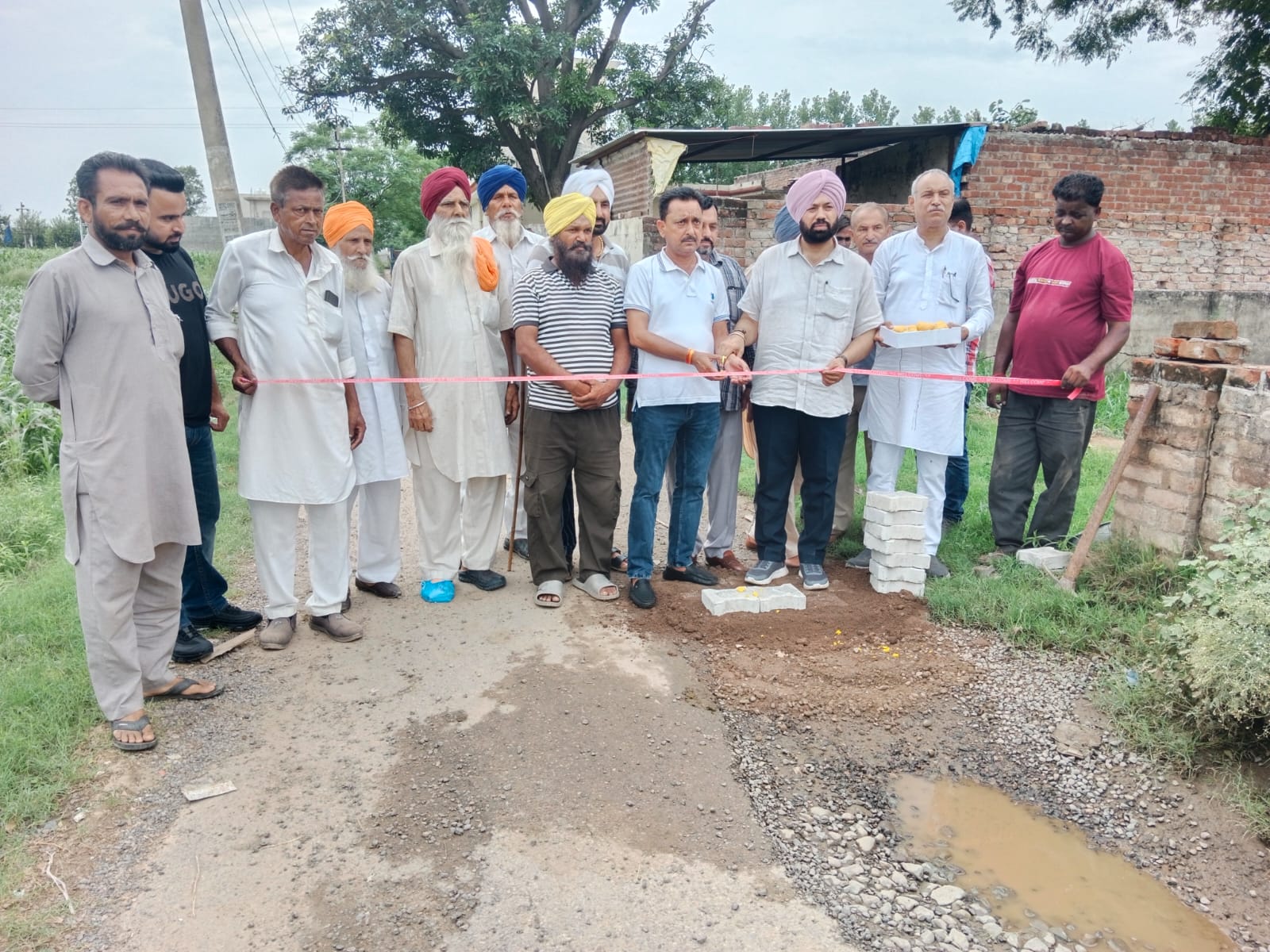 ਆਮ ਆਦਮੀ ਪਾਰਟੀ ਦੀ ਸਰਕਾਰ ਸ਼ਹਿਰ ਤੇ ਪਿੰਡਾਂ ਦਾ ਆਧੁਨਿਕ ਵਿਕਾਸ ਲਈ ਪੂਰੀ ਤਰ੍ਹਾਂ ਬਚਨਬੱਧ ਹੈ: ਬਹਾਦਰ ਸਿੰਘ ਓਕੇ      ਕੌਂਸਲਰ ਪ੍ਰਧਾਨ ਬਹਾਦਰ ਸਿੰਘ ਓਕੇ ਨੇ ਪਿੰਡ ਪਡਿਆਲਾ ‘ਚ ਕਰੀਬ 18 ਲੱਖ ਰੁਪਏ ਦੀ ਲਾਗਤ ਨਾਲ ਸੜਕ ਦੇ ਨਵੀਨੀਕਰਨ ਲਈ ਪੇਵਰ ਬਲਾਕ ਲਗਾਉਣ ਦੇ ਵਿਕਾਸ ਕਾਰਜਾਂ ਦਾ ਉਦਘਾਟਨ ਕੀਤਾ 