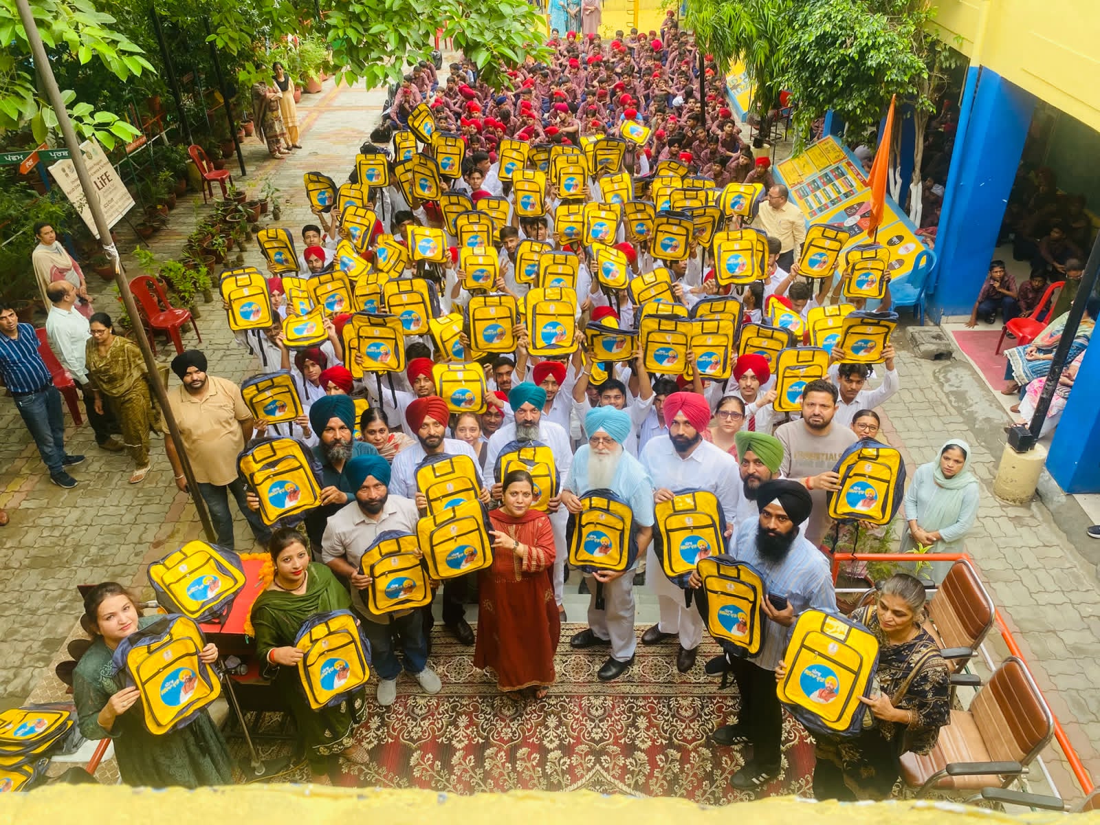 ਵਿਧਾਇਕ ਡਾ. ਇੰਦਰਬੀਰ ਸਿੰਘ ਨਿੱਜਰ ਨੇ ਸਰਕਾਰੀ ਸਕੂਲ ਦੇ ਵਿਦਿਆਰਥੀਆਂ ਨੂੰ ਮੁਫ਼ਤ ਸਕੂਲੀ ਬੈਗ ਵੰਡੇ   ਪੰਜਾਬ ਸਰਕਾਰ ਸਿੱਖਿਆ ਦੇ ਖੇਤਰ ਨੂੰ ਹੋਰ ਮਜ਼ਬੂਤ ਬਣਾਉਣ ਲਈ ਵਚਨਬੱਧ : ਡਾ. ਨਿੱਜਰ
