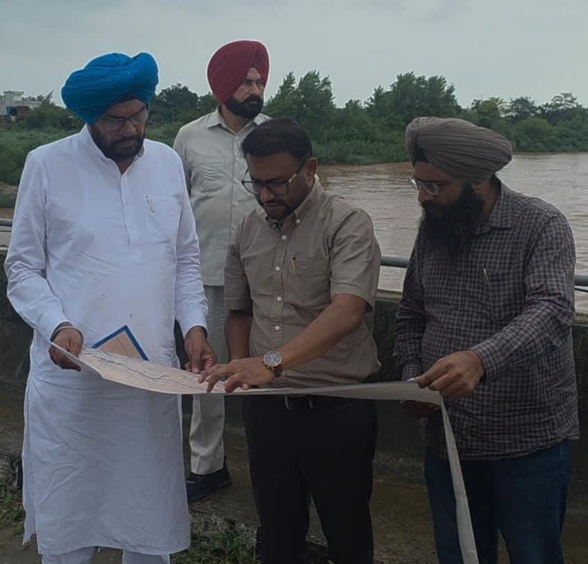 ਰਾਵੀ ਦਰਿਆ ‘ਚ ਸੰਭਾਵੀ ਹੜਾਂ ਦੇ                 ਸੁਰੱਖਿਆ ਪ੍ਰਬੰਧ ਲਈ    ਧਾਲੀਵਾਲ ਨੇ ਉੱਝ ਦਰਿਆ (ਜੰਮੂ –ਕਸ਼ਮੀਰ) ਦੇ ਬਿਰਾਜ ਬੰਨ੍ਹ ਦਾ ਆਲਾ ਅਧਿਕਾਰੀਆਂ ਨਾਲ ਲਿਆ ਜਾਇਜ਼ਾ   ਕੇਂਦਰ ਸਰਕਾਰ ਫੋਕੇ ਦਾਅਵਿਆਂ ਦੀ ਬਜਾਏ ਹੜਾਂ ਦੀ ਰੋਕਥਾਮ ਲਈ ਉੱਝ ਦਰਿਆ ਤੇ ਰਣਜੀਤ ਸਾਗਰ ਡੈਮ ਦੀ ਤਰਜ ਤੇ ਬਣਾਵੇ ਨਵਾਂ ਡੈਮ -ਧਾਲੀਵਾਲ    -ਪੰਜਾਬ ਭਾਜਪਾ ਪ੍ਰਧਾਨ ਕੇਵਲ ਢਿੱਲੋਂ ਸੰਭਾਵੀ ਹੜਾਂ ਦੀਆਂ ਸੰਵੇਦਣਸ਼ੀਲ ਥਾਵਾਂ ਦੀਆਂ ਰਿਪੋਰਟਾਂ ਲੈਣ ਦੀ ਬਜਾਏ ਕੇਂਦਰ ਵਲੋਂ ਐਲਾਨਿਆਂ ਪਿੱਛਲਾ 1600 ਕਰੋੜ ਰੁਪਏ ਦਾ ਰਾਹਤ ਵਿੱਤੀ ਪੈਕੇਜ ਜਾਰੀ ਕਰਵਾਵੇ-ਧਾਲੀਵਾਲ   -ਅਜਨਾਲਾ ਹਲਕੇ ‘ਚ ਪਿਛਲੇ ਸਾਲ ਫਸਲਾਂ ਤੇ ਬੁਨਿਆਦੀ ਢਾਂਚੇ ਕਾਰਣ ਲੋਕਾਂ ਨੂੰ ਪੁੱਜਾ ਸੀ 2 ਹਜਾਰ ਕਰੋੜ ਰੁਪਏ ਦਾ ਨੁਕਸਾਨ 