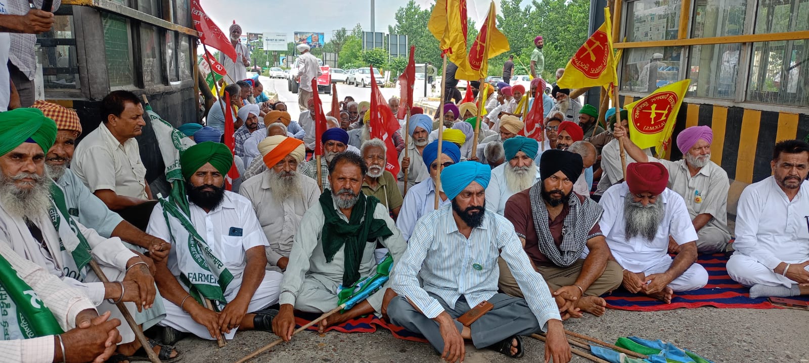 ਕਿਸਾਨਾਂ ਨੇ ਤਿੰਨ ਘੰਟੇ ਫ੍ਰੀ ਕੀਤਾ ਟੋਲ ਪਲਾਜ਼ਾ  ਅਮਰੀਕਾ ਸਰਕਾਰ ਦੇ ਖਿਲਾਫ਼ ਜੰਮਕੇ ਕੀਤੀ ਨਾਅਰੇਬਾਜ਼ੀ 