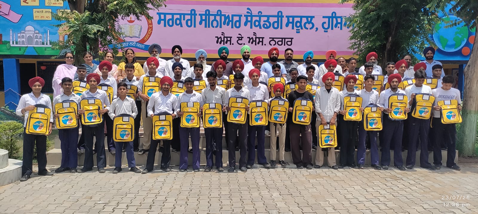 ਸਰਕਾਰੀ ਸੀਨੀਅਰ ਸੈਕੰਡਰੀ ਸਕੂਲ ਹੁਸ਼ਿਆਰਪੁਰ ਵਿਖੇ 102 ਵਿਦਿਆਰਥੀਆਂ ਨੂੰ ਸਕੂਲ ਬੈਗ ਵੰਡੇ ਹੁਸ਼ਿਆਰਪੁਰ ਮੋਹਾਲੀ