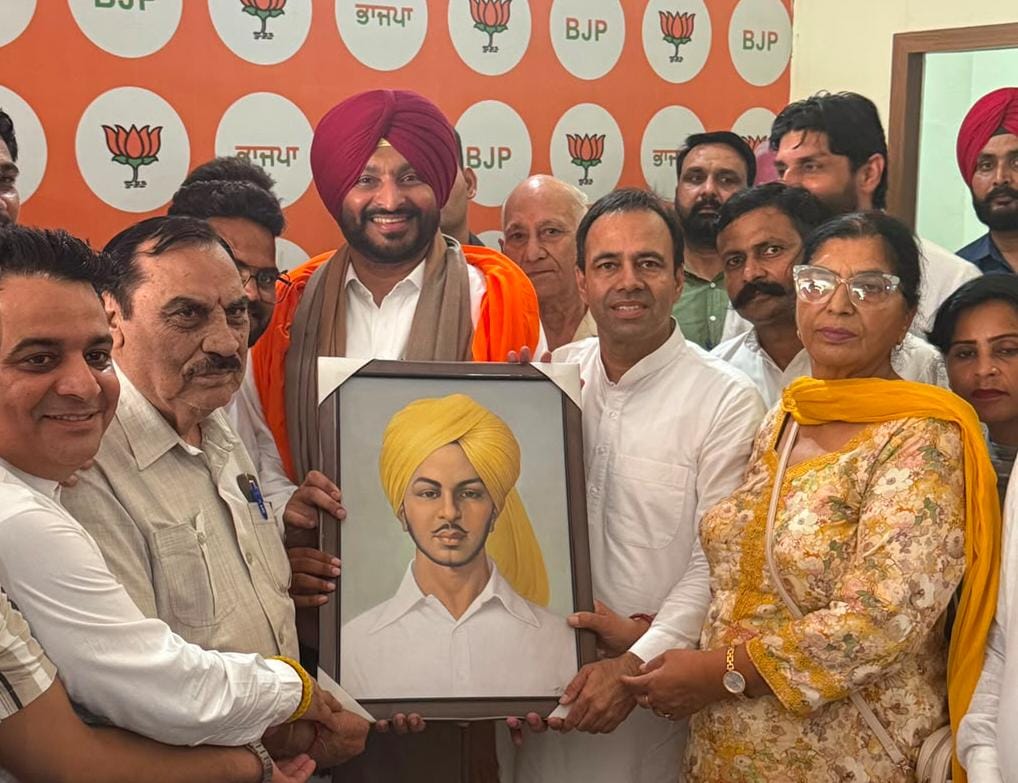 ਕੇਂਦਰੀ ਰੇਲ ਰਾਜ ਮੰਤਰੀ ਸਰਦਾਰ ਰਵਨੀਤ ਸਿੰਘ ਬਿੱਟੂ ਦਾ ਬਲਾਚੌਰ ਵਿਖੇ ਭਰਵਾਂ ਸਵਾਗਤ: ਇਲਾਕੇ ਦੇ ਵਿਕਾਸ ਲਈ ਮਿਲੇ ਅਹਿਮ ਮੰਗ ਪੱਤਰ