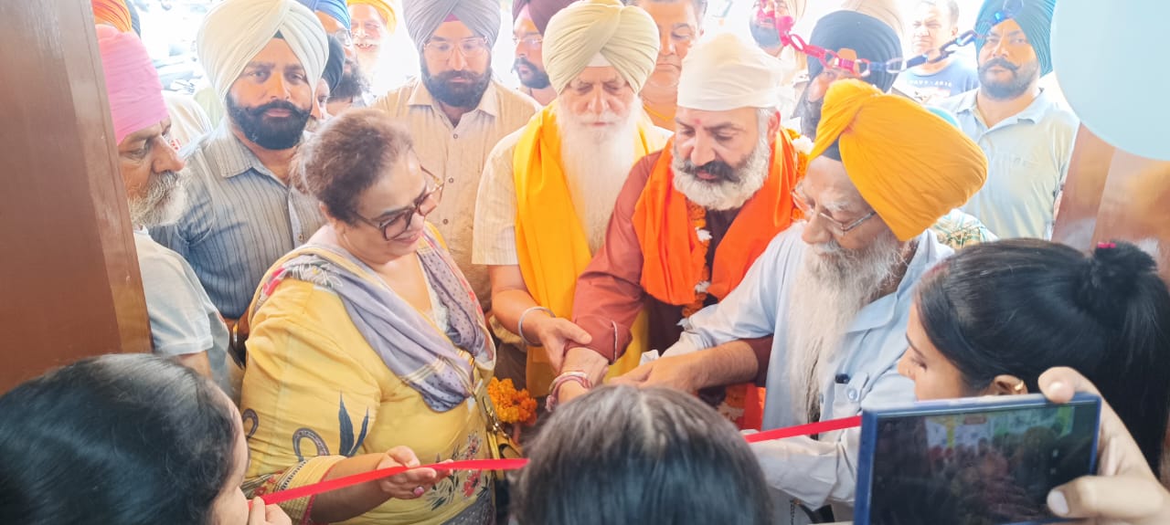 ਜ਼ਿਲ੍ਹਾ ਅੰਮ੍ਰਿਤਸਰ ਵਿਖੇ 14 ਨਵੇਂ `ਆਮ ਆਦਮੀ ਕਲੀਨਿਕ` ਲੋਕਾਂ ਨੂੰ ਕੀਤੇ ਸਮਰਪਿਤ   ਸੂਬੇ ਦੇ ਨਾਗਰਿਕਾਂ ਨੂੰ ਘਰਾਂ ਦੇ ਨੇੜੇ ਹੀ ਮਿਆਰੀ ਤੇ ਮੁਫ਼ਤ ਸਿਹਤ ਸੇਵਾਵਾਂ ਦੇਣ ਲਈ ਪੰਜਾਬ ਸਰਕਾਰ ਵਚਨਬੱਧ   ਨਵੇਂ ਕਲੀਨਿਕਾਂ ਨਾਲ ਵੱਡੇ ਹਸਪਤਾਲਾਂ `ਤੇ ਬੋਝ ਘਟੇਗਾ ਅਤੇ ਸਮੇਂ ਸਿਰ ਮਿਲੇਗਾ ਇਲਾਜ – ਵਿਧਾਇਕ ਸਾਹਿਬਾਨ