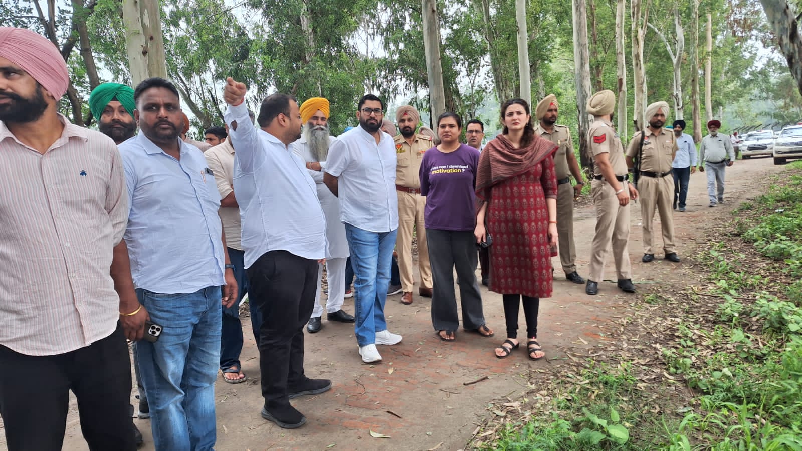 ਡਿਪਟੀ ਕਮਿਸ਼ਨਰ ਅੰਮ੍ਰਿਤਸਰ ਵੱਲੋਂ ਰਾਵੀ ਦਰਿਆ ਅਤੇ ਸ਼ੱਕੀ ਨਾਲੇ ਨਾਲ ਲੱਗਦੇ ਖੇਤਰਾਂ ਦਾ ਦੌਰਾ   ਬੀ.ਓ.ਪੀ. ਧਰਮ ਪ੍ਰਕਾਸ਼ ਅਤੇ ਸ਼ਾਹਪੁਰ ਵਿਖੇ ਬਣਾਏ ਜਾ ਰਹੇ ਸ਼ਪੱਰਾਂ ਦੇ ਕੰਮ ਦਾ ਲਿਆ ਜਾਇਜ਼ਾ   ਰਾਵੀ, ਸ਼ੱਕੀ ਨਾਲਾ ਅਤੇ ਬਿਆਸ ਦਰਿਆ ਦੇ ਪਾਣੀ ਦਾ ਪੱਧਰ ਪੂਰੀ ਤਰ੍ਹਾਂ ਕਾਬੂ ਹੇਠ, ਘਬਰਾਉਣ ਦੀ ਕੋਈ ਲੋੜ ਨਹੀਂ : ਡਿਪਟੀ ਕਮਿਸ਼ਨਰ