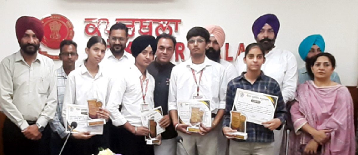 ਡਿਪਟੀ ਕਮਿਸ਼ਨਰ ਕਪੂਰਥਲਾ ਨੇ ਸ਼੍ਰੀ ਮਹਾਵੀਰ ਜੈਨ ਮਾਡਲ ਸੀ.ਐਸ. ਸਕੂਲ ਦੇ ਹੋਣਹਾਰ ਵਿਦਿਆਰਥੀਆਂ ਨੂੰ ਸਨਮਾਨਿਤ ਕੀਤਾ * ਵਿਦਿਆਰਥੀਆਂ ਵਿੱਚ 3 ਵਿਦਿਆਰਥੀ ਸ਼ਾਮਲ ਹਨ ਜਿਨ੍ਹਾਂ ਨੇ 95 ਪ੍ਰਤੀਸ਼ਤ ਤੋਂ ਵੱਧ ਅੰਕ ਪ੍ਰਾਪਤ ਕੀਤੇ ਹਨ