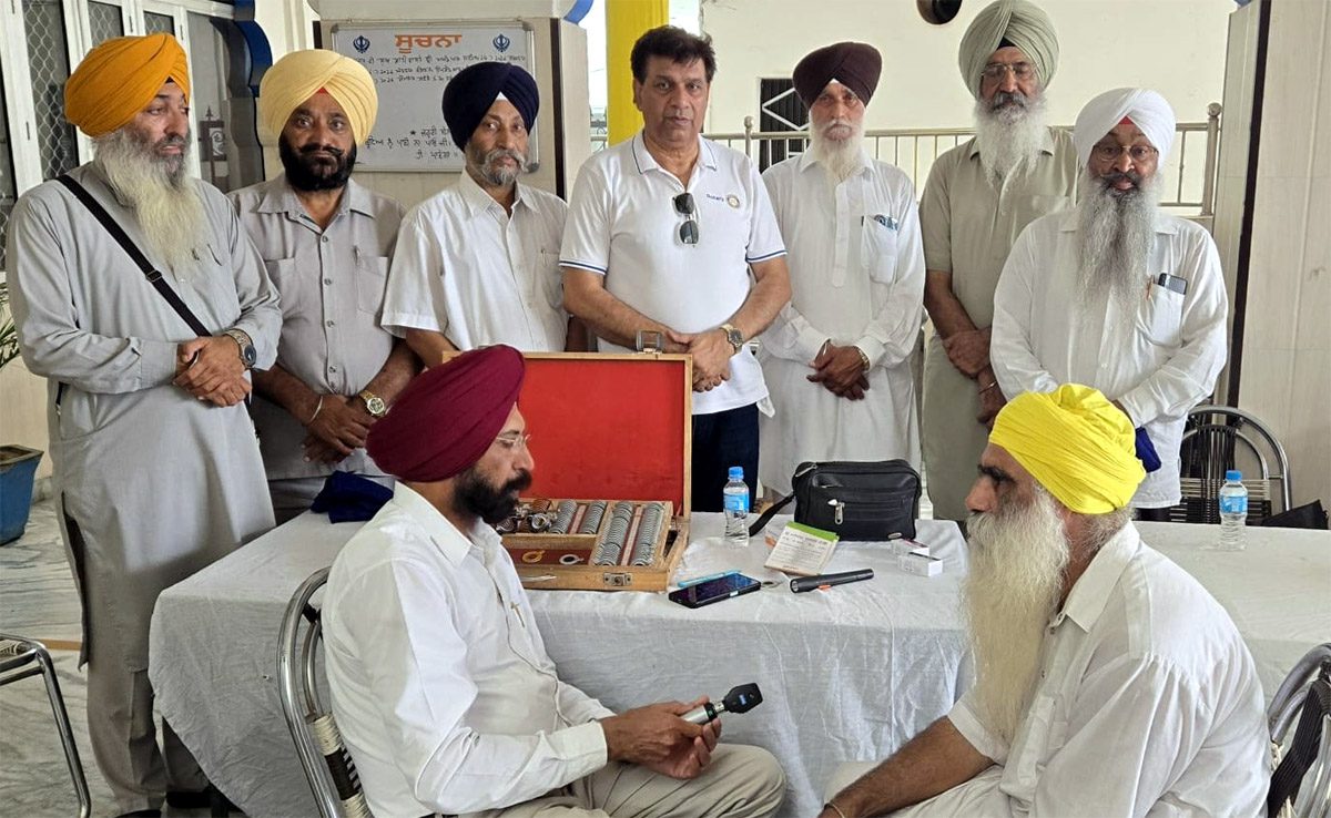 ਸ਼੍ਰੀ ਵਿਸ਼ਵਕਰਮਾ ਚੈਰੀਟੇਬਲ ਹਸਪਤਾਲ ਟਰੱਸਟ ਵੱਲੋਂ ਪਿੰਡ ਭੁੱਲਾਰਾਈ ’ਚ ਲਗਾਇਆ ਫਰੀ ਮੈਡੀਕਲ ਚੈੱਕਅਪ ਕੈਂਪ * 300 ਦੇ ਕਰੀਬ ਮਰੀਜ਼ਾਂ ਦੀ ਕੀਤੀ ਜਾਂਚ, ਲੋੜਵੰਦਾਂ ਨੂੰ ਮੁਫ਼ਤ ਦਵਾਈਆਂ ਵੰਡੀਆਂ * ਮਨੁੱਖਤਾ ਦੀ ਸੇਵਾ ਹੀ ਟਰੱਸ ਦਾ ਪਰਮ ਧਰਮ : ਪ੍ਰਦੀਪ ਧੀਮਾਨ