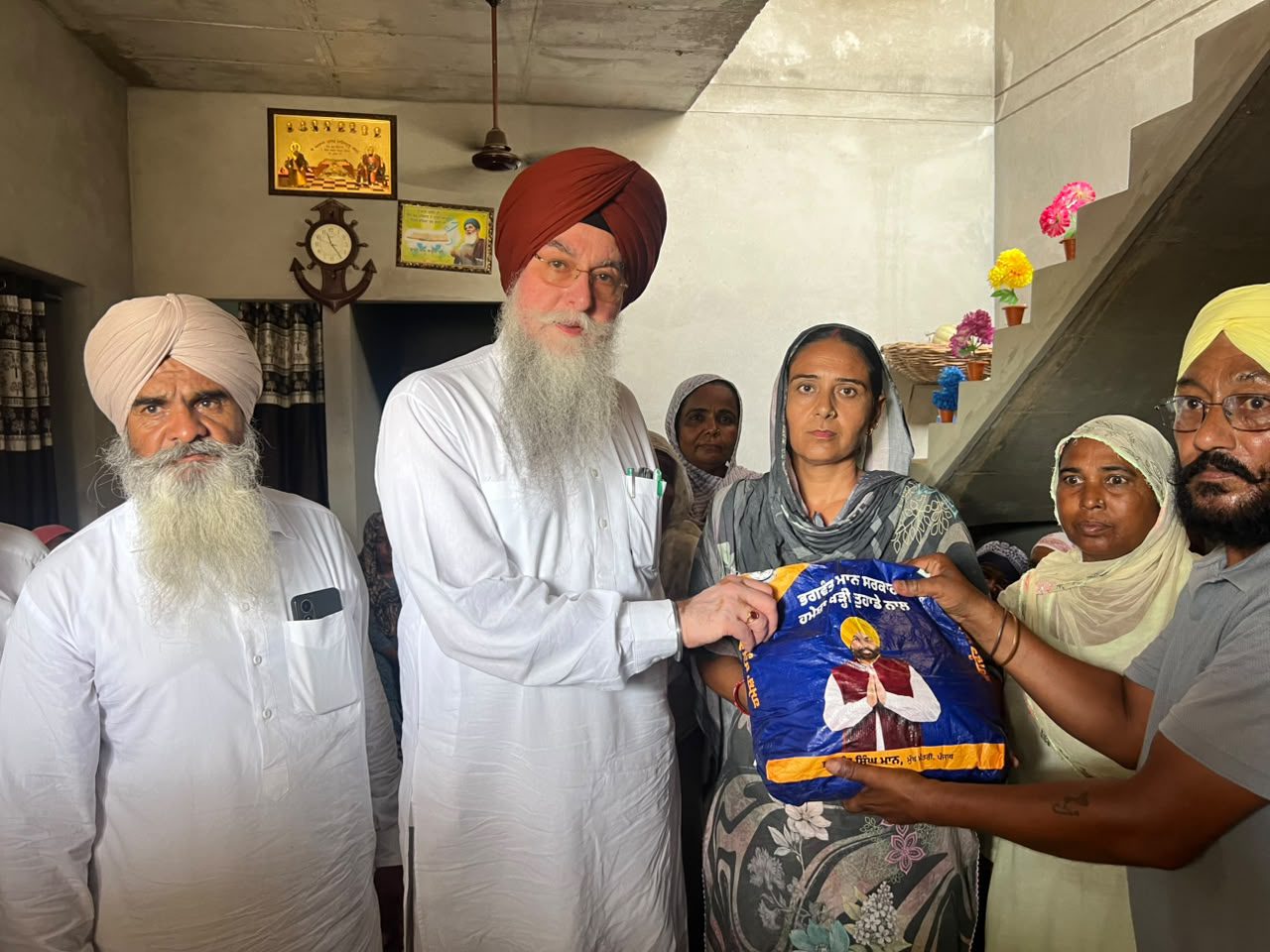 ਸਪੀਕਰ ਸ. ਸੰਧਵਾਂ ਨੇ ਪਿੰਡ ਫਿਡੇ ਖੁਰਦ ਵਿਖੇ ਲੋਕ ਮਿਲਣੀ ਕਰਕੇ ਰਾਸ਼ਨ ਕਿੱਟਾਂ ਵੰਡੀਆਂ