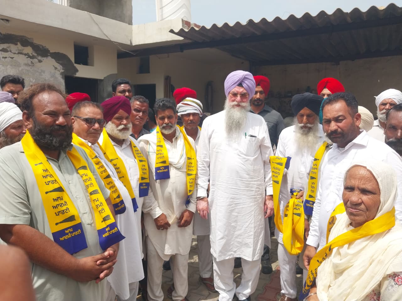 ਪਿੰਡ ਧੂੜਕੋਟ ਵਿੱਚ ਵੱਖ-ਵੱਖ ਪਰਿਵਾਰਾਂ ਨੇ ਆਮ ਆਦਮੀ ਪਾਰਟੀ ਵਿੱਚ ਸ਼ਮੂਲੀਅਤ ਕੀਤੀ
