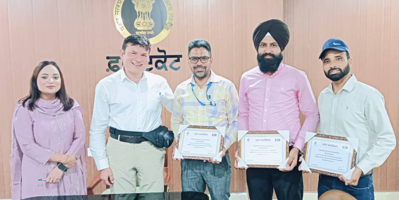ਐਸ.ਆਈ.ਆਰ. ਵਿੱਚ 100 ਫ਼ੀਸਦੀ ਕੰਮ ਮੁਕੰਮਲ ਕਰਨ ਵਾਲੇ ਚਾਰ ਬੀ.ਐਲ.ਓਜ਼ ਨੂੰ ਜ਼ਿਲ੍ਹਾ ਚੋਣ ਅਫ਼ਸਰ ਨੇ ਕੀਤਾ ਸਨਮਾਨਿਤ