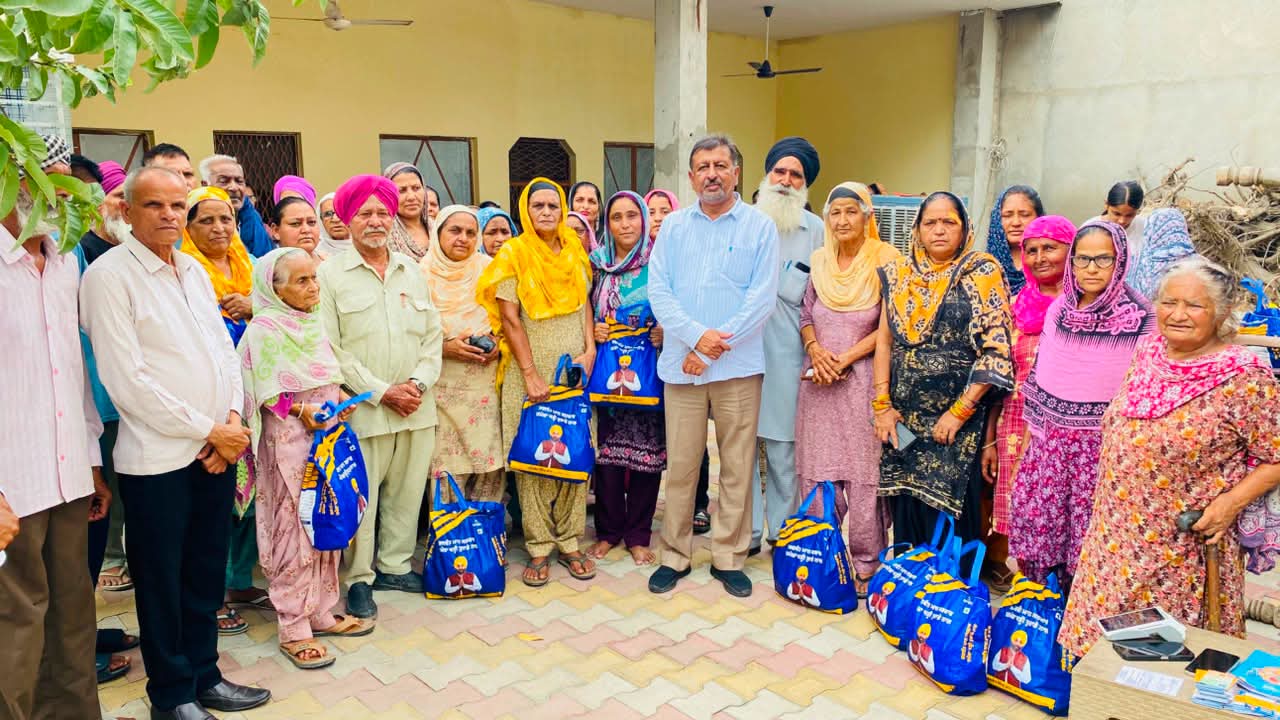 ਪਿੰਡ ਭਾਰਾਪੁਰ ਵਿਖੇ ‘ਆਪ’ ਆਗੂ ਅਸ਼ੋਕ ਕਟਾਰੀਆ ਨੇ ਲੋੜਵੰਦਾਂ ਨੂੰ ਵੰਡੀਆਂ ਰਾਸ਼ਨ ਕਿੱਟਾਂ ਲੋਕਾਂ ਦੀ ਭਲਾਈ ਅਤੇ ਜ਼ਰੂਰਤਾਂ ਨੂੰ ਮੁੱਖ ਰੱਖਦਿਆਂ ਚੁੱਕਿਆ ਗਿਆ ਇੱਕ ਬੇਹੱਦ ਮਹੱਤਵਪੂਰਨ ਤੇ ਸ਼ਲਾਘਾਯੋਗ ਕਦਮ