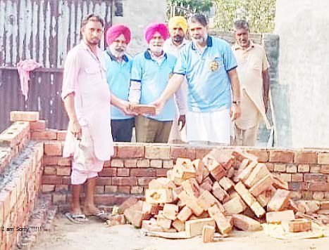 ਸਰਬੱਤ ਦਾ ਭਲਾ ਚੈਰੀਟੇਬਲ ਟਰੱਸਟ ਵੱਲੋਂ ਲੋੜਵੰਦ ਪਰਿਵਾਰ ਲਈ ਮਕਾਨ ਦੀ ਉਸਾਰੀ ਸ਼ੁਰੂ-