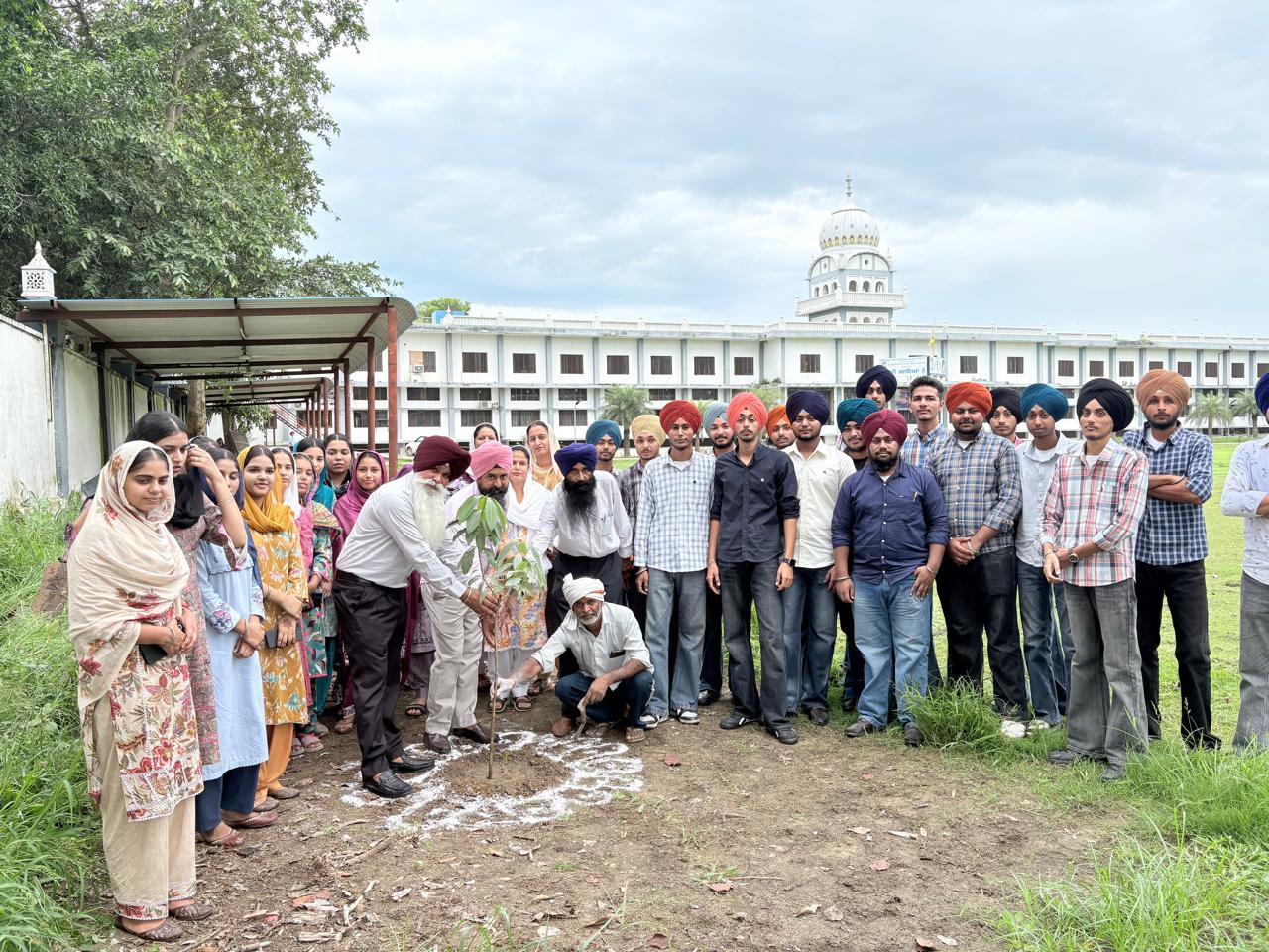 ਖਾਲਸਾ ਕਾਲਜ ਮਹਿਤਾ ਦੇ ਵਿਦਿਆਰਥੀਆਂ ਨੇ ਬੂਟੇ ਲਗਾ ਕੇ ਦਿੱਤਾ ਵਾਤਾਵਰਨ ਸੰਭਾਲ ਦਾ ਸੰਦੇਸ਼