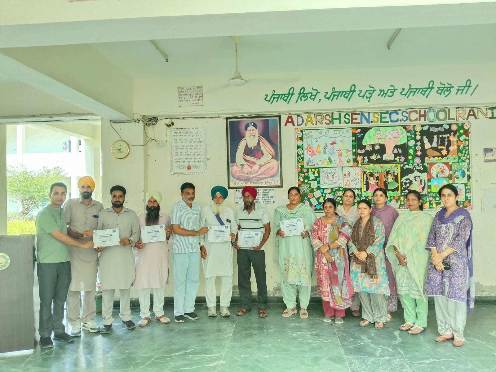 ਯੁੱਧ ਨਸ਼ਿਆਂ ਵਿਰੁੱਧ ਮੁਹਿੰਮ ਤਹਿਤ ਗਠਿਤ ਕਮੇਟੀ ਨੂੰ ਆਦਰਸ਼ ਸਕੂਲ ਰਾਣੀਵਾਲਾ ਵੱਲੋਂ ਕੀਤਾ ਗਿਆ ਸਨਮਾਨਿਤ