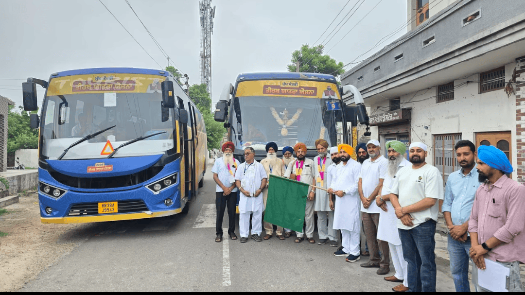 ਪਿੰਡ ਟੌਹੜਾ ਤੋਂ ਮੁੱਖ ਮੰਤਰੀ ਤੀਰਥ ਯਾਤਰਾ ਯੋਜਨਾ ਤਹਿਤ 2 ਬੱਸਾਂ ਨੂੰ ਚੇਅਰਮੈਨ ਜੱਸੀ ਸੋਹੀਆ ਨੇ ਹਰੀ ਝੰਡੀ ਦੇ ਕੇ ਕੀਤਾ ਰਵਾਨਾ