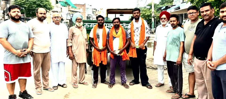 27 ਦਿਨਾਂ ਬਾਅਦ ਮੁੜ ਗਲੀਆਂ ’ਚ ਗੂੰਜੀ ਸਫ਼ਾਈ ਦੀ ਝਾੜੂ, ਧਨੌਲਾ ਵਾਸੀਆਂ ਨੇ ਕੀਤਾ ਮਿਹਨਤੀ ਸੇਵਕਾਂ ਦਾ ਨਿੱਘਾ ਸਵਾਗਤ     – ਬੱਸ ਸਟੈਂਡ ਦੇ ਦੁਕਾਨਦਾਰਾਂ ਨੇ ਸਫ਼ਾਈ ਸੇਵਕਾਂ ਨੂੰ ਸਨਮਾਨਿਤ ਕਰਕੇ ਪ੍ਰਗਟਾਇਆ ਧੰਨਵਾਦ