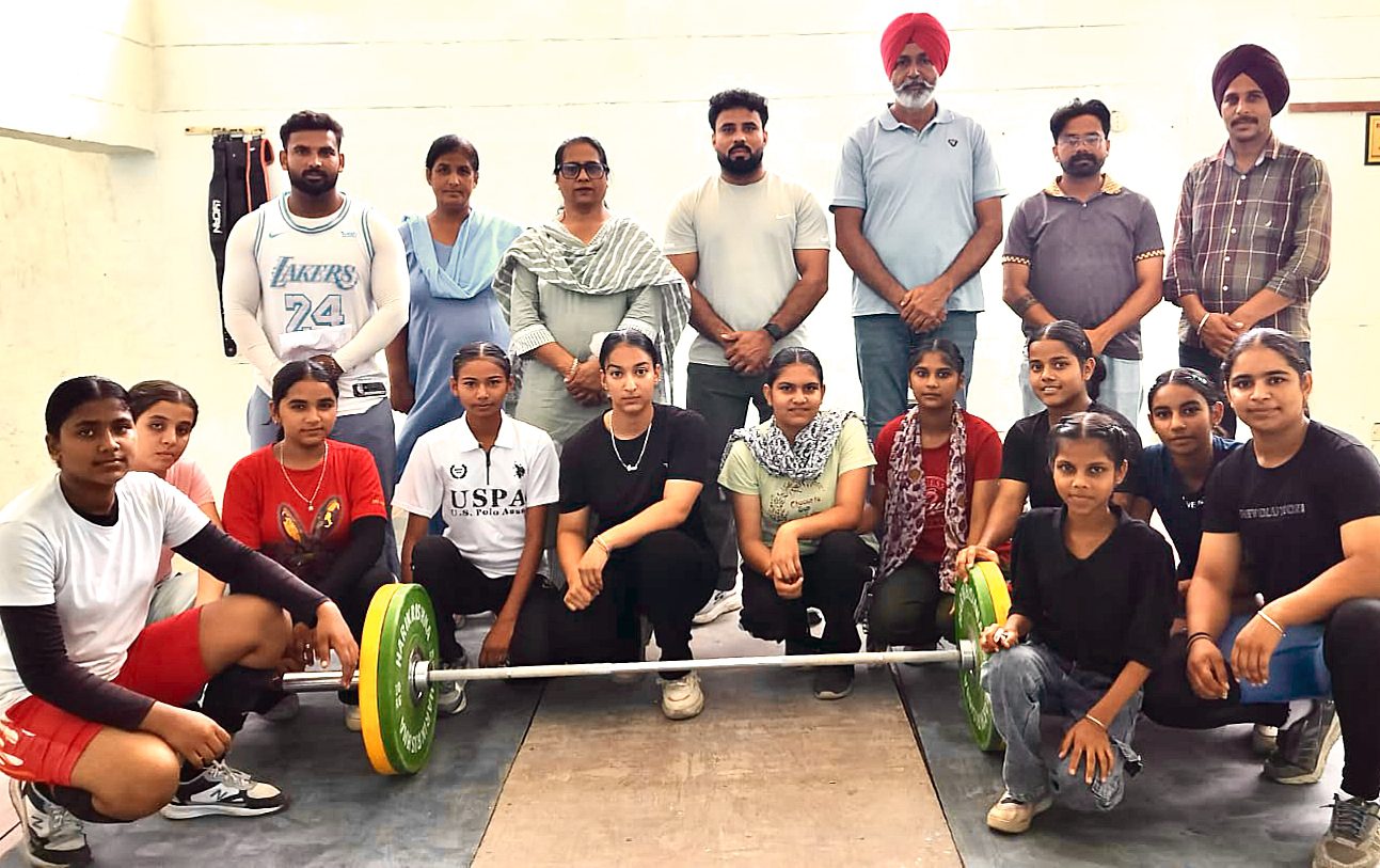 – ਪਾਵਰ ਲਿਫਟਿੰਗ ’ਚ ਭਵਨਜੋਤ ਕੌਰ ਨੇ ਗੱਡੇ ਜਿੱਤ ਦੇ ਝੰਡੇ – ਅੰਡਰ-19 72 ਕਿਲੋ ਵਰਗ ਵਿੱਚ ਪਹਿਲਾ ਸਥਾਨ ਹਾਸਲ ਕਰਕੇ ਸਟੇਟ ਪੱਧਰੀ ਮੁਕਾਬਲਿਆਂ ਲਈ ਹੋਈ ਚੋਣ