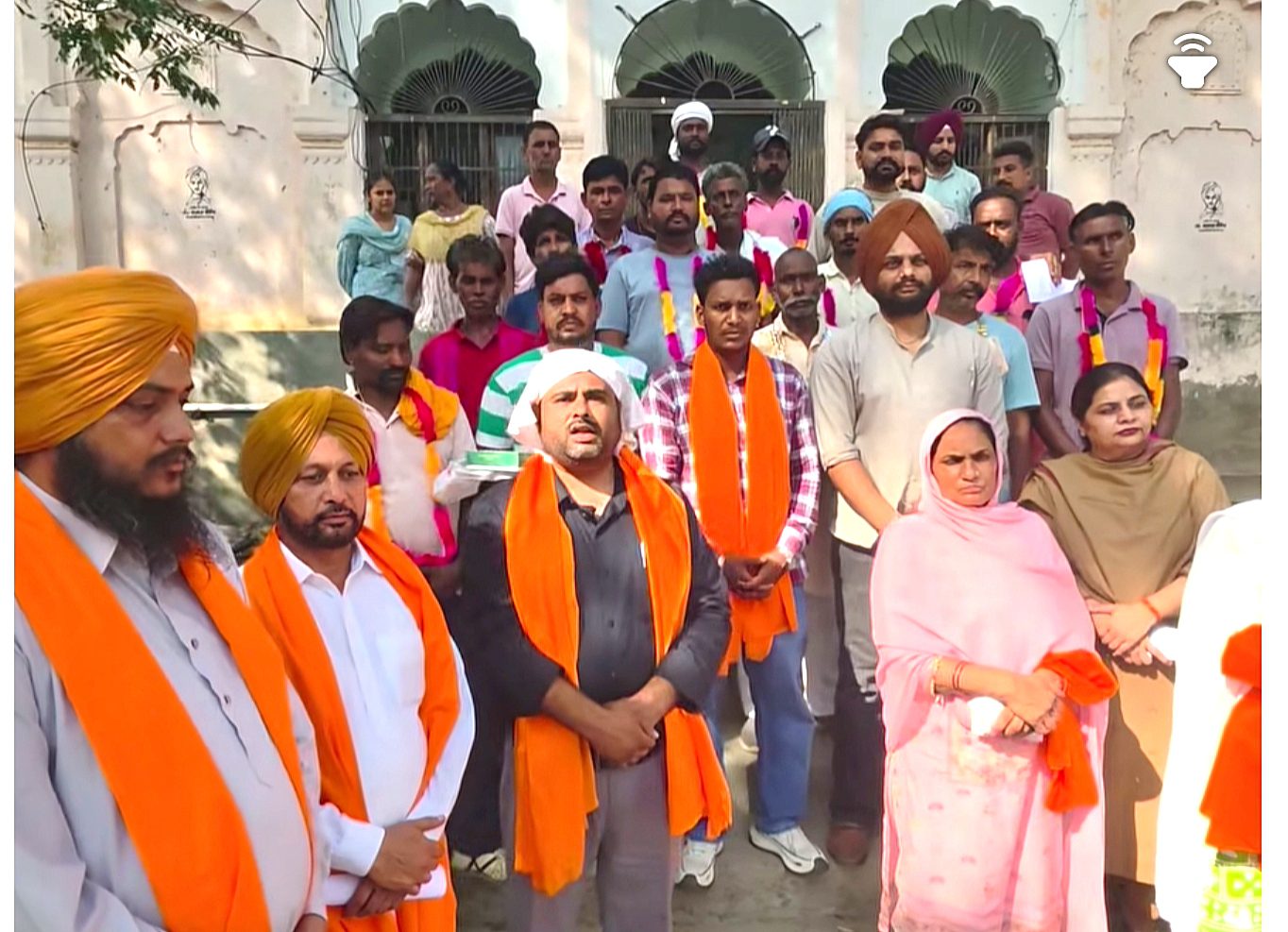 – ਕੱਚੇ ਮੁਲਾਜ਼ਮਾਂ ਦੀ ਲੰਮੀ ਉਡੀਕ ਹੋਈ ਖ਼ਤਮ, ਨਗਰ ਕੌਂਸਲ ਧਨੌਲਾ ਨੇ 16 ਕਰਮਚਾਰੀਆਂ ਨੂੰ ਪੱਕਾ ਕਰਨ ਦਾ ਮਤਾ ਪਾਇਆ – 12 ਸਫਾਈ ਕਰਮਚਾਰੀ ਤੇ 4 ਸੀਵਰਮੈਨਾਂ ਦੇ ਚਿਹਰਿਆਂ ’ਤੇ ਖਿੜੀ ਖੁਸ਼ੀ; ਸਰੋਪੇ ਪਾ ਕੇ ਕੀਤਾ ਸਨਮਾਨ, ਮੂੰਹ ਮਿੱਠਾ ਕਰਵਾਇਆ