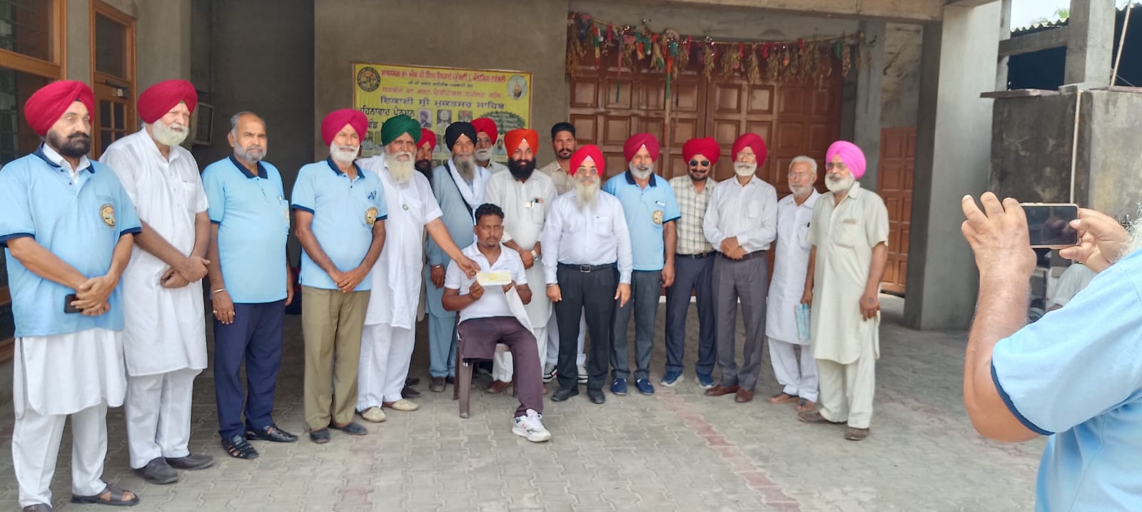 ਐਕਸੀਡੈਂਟ ਦੌਰਾਨ ਨਕਾਰਾ ਹੋਏ ਵਿਅਕਤੀ ਦੇ ਪਰਿਵਾਰ ਦੀ ਡਾ ਓਬਰਾਏ ਨੇ ਫ਼ੜੀ ਬਾਂਹ 