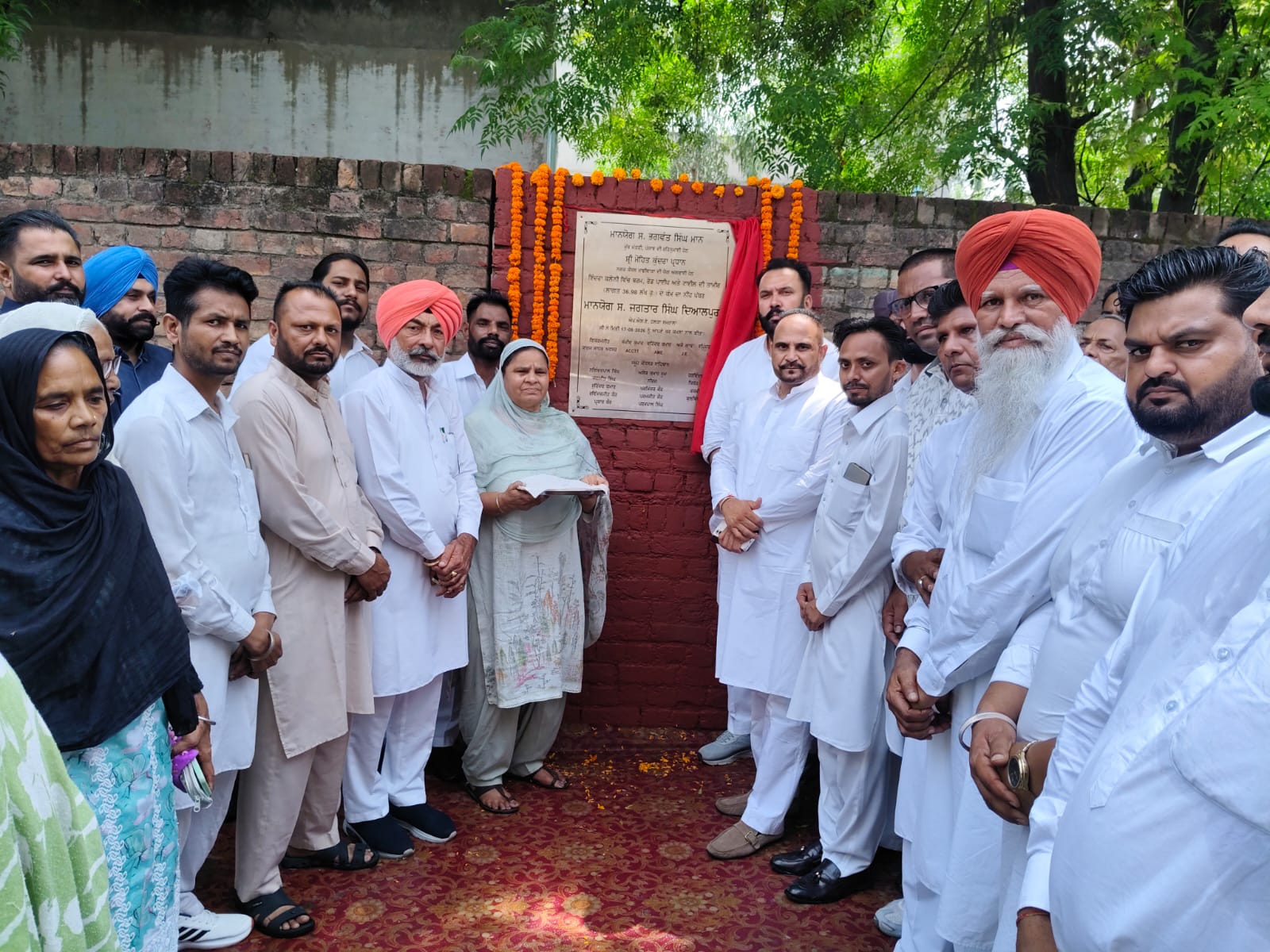 ਇੰਦਰਾ ਕਲੋਨੀ ਵਿੱਚ 37.98 ਲੱਖ ਦੀ ਲਾਗਤ ਨਾਲ ਵਿਕਾਸ ਕਾਰਜਾਂ ਦਾ ਹੋਇਆ ਉਦਘਾਟਨ ਪ੍ਰਧਾਨ ਮੋਹਿਤ ਕੁੰਦਰਾ ਤੇ ਵਿਧਾਇਕ ਦਿਆਲਪੁਰਾ ਨੇ ਰੱਖਿਆ ਨੀਂਹ ਪੱਥਰ, ਸ਼ਹਿਰ ਵਾਸੀਆਂ ਵਿੱਚ ਖੁਸ਼ੀ ਦੀ ਲਹਿਰ