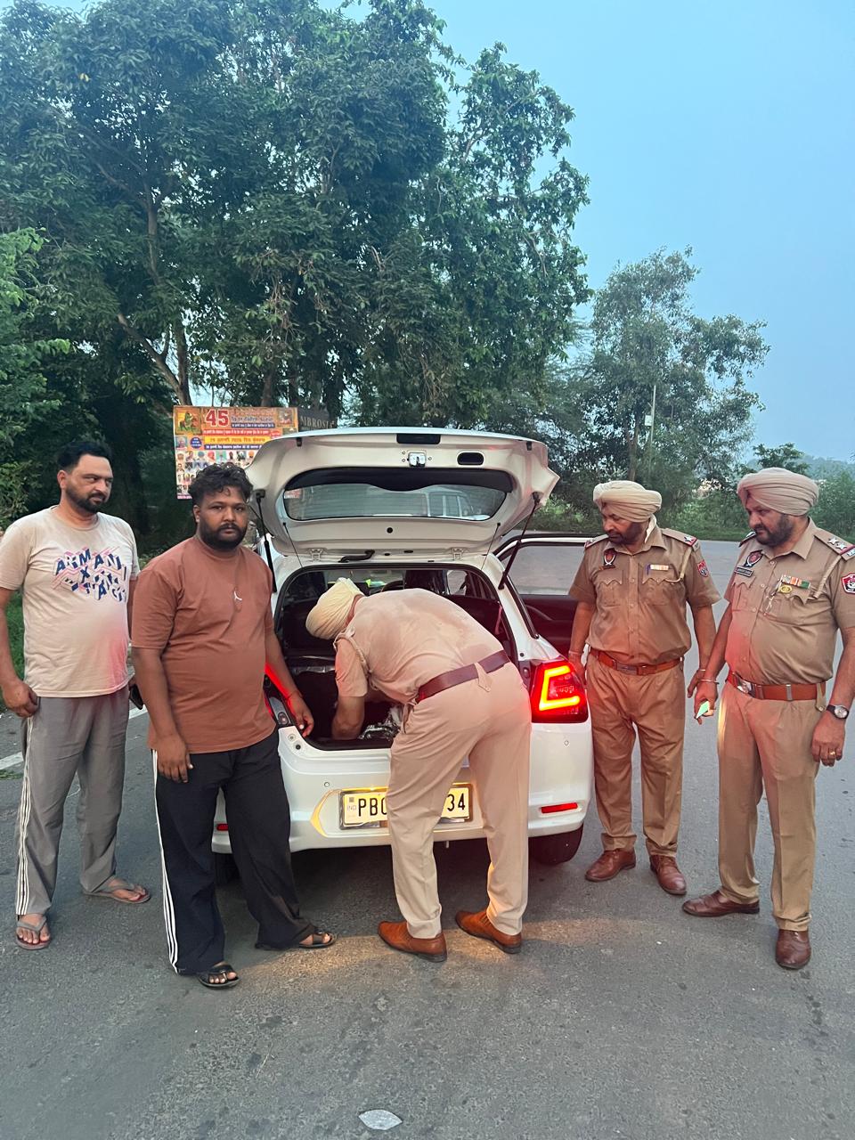 15 ਅਗਸਤ ਦੇ ਮੱਦੇਨਜ਼ਰ ਕਪੂਰਥਲਾ ਪੁਲਿਸ ਪੂਰੀ ਤਰ੍ਹਾਂ ਮੁਸਤੈਦ ਥਾਣਾ ਕੋਤਵਾਲੀ ਦੇ ਨਵ-ਨਿਯੁਕਤ ਐਸ.ਐਚ.ਓ. ਲਖਵੀਰ ਸਿੰਘ ਵੱਲੋਂ ਵੱਖ-ਵੱਖ ਵਾਹਨਾਂ ਦੀ ਬਾਰੀਕੀ ਨਾਲ ਚੈਕਿੰਗ