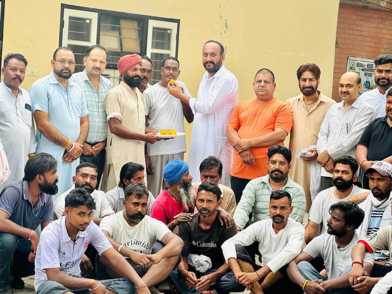 ਨਗਰ ਕੌਂਸਲ ਪ੍ਰਧਾਨ ਨੇ ਸਫਾਈ ਸੇਵਕਾਂ ਦੀ ਮੂੰਹ ਮਿੱਠਾ ਕਰਵਾ ਕੇ ਹੜਤਾਲ ਖੁਲਵਾਈ, ਸ਼ਹਿਰ ਨੂੰ ਸਾਫ ਸੁਥਰਾ ਰੱਖਿਆ ਜਾਵੇਗਾ ਸਫਾਈ ਸੇਵਕ