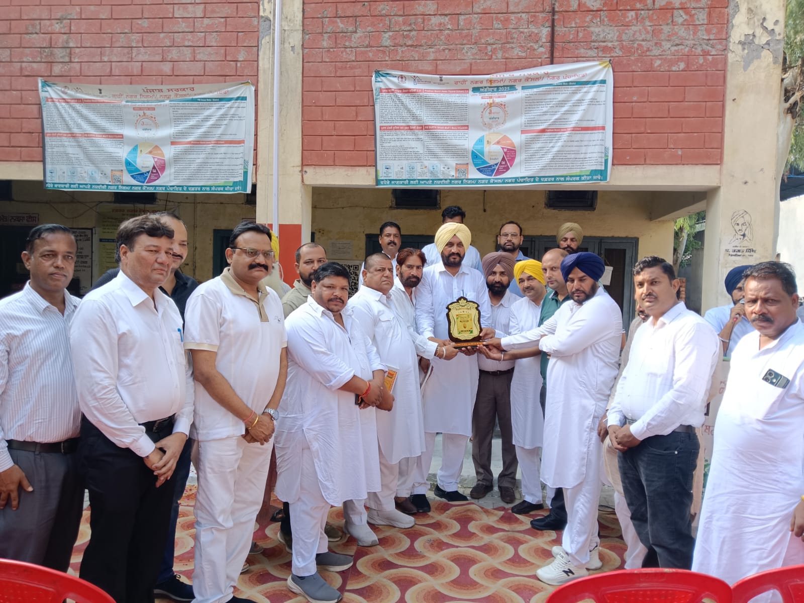 ਨਗਰ ਕੌਂਸਲ ਦੇ ਵੇਹੜੇ ਵਿੱਚ ਪ੍ਰਧਾਨ ਬਲਜੀਤ ਸਿੰਘ ਬਾਸੀ ਨੇ ਲਹਿਰਾਇਆ ਰਾਸ਼ਟਰੀ ਝੰਡਾ।