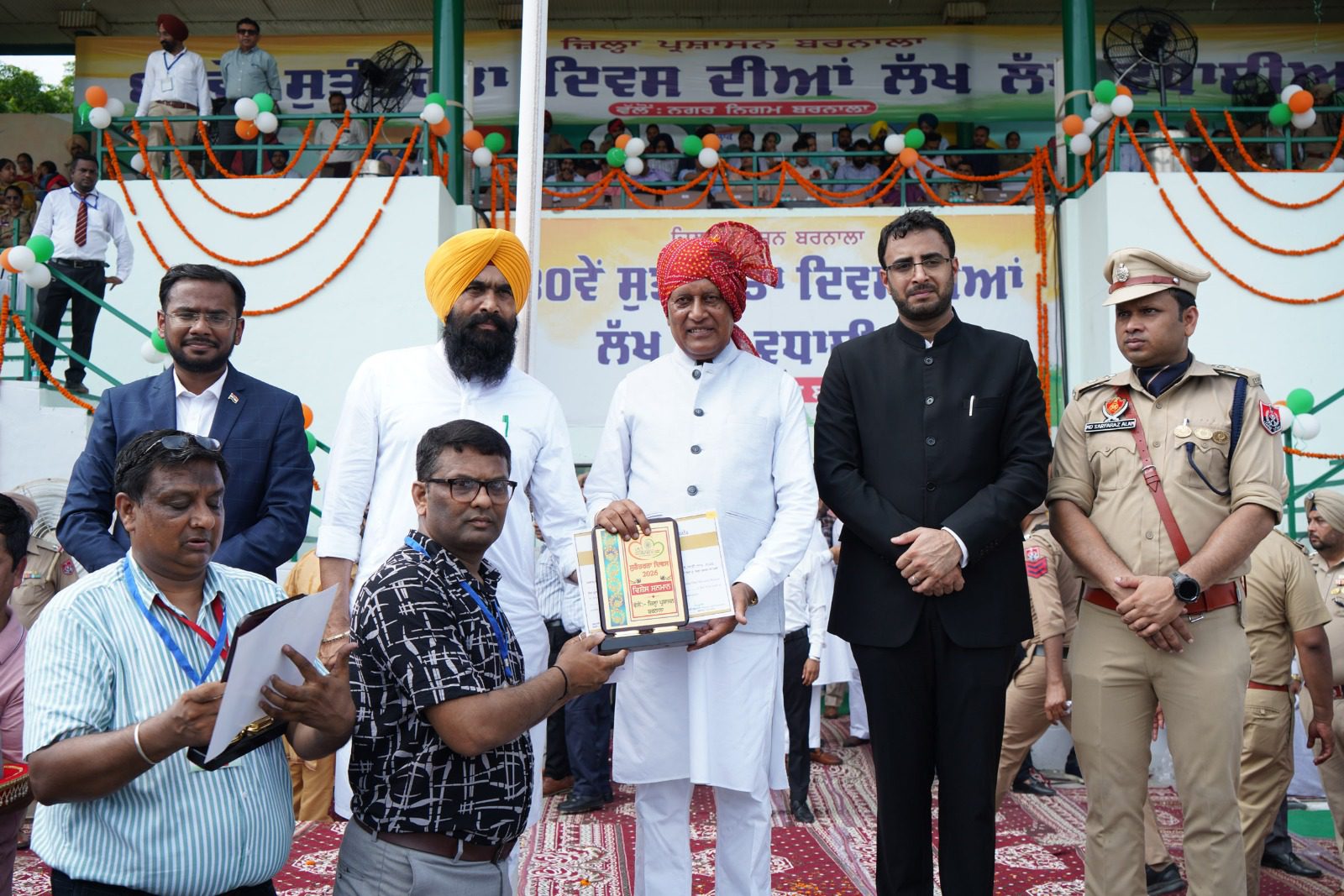 ਕੈਬਨਿਟ ਮੰਤਰੀ ਸ੍ਰੀ ਬਰਿੰਦਰ ਕੁਮਾਰ ਗੋਇਲ ਵੱਲੋਂ ਐਸਆਈਆਰ ਦਾ ਕੰਮ ਇਕ ਹਫਤੇ ਵਿਚ ਪੂਰਾ ਕਰਨ ਵਾਲੇ ਅੰਕੁਰ ਕੁਮਾਰ ਦਾ ਵਿਸ਼ੇਸ਼ ਸਨਮਾਨ
