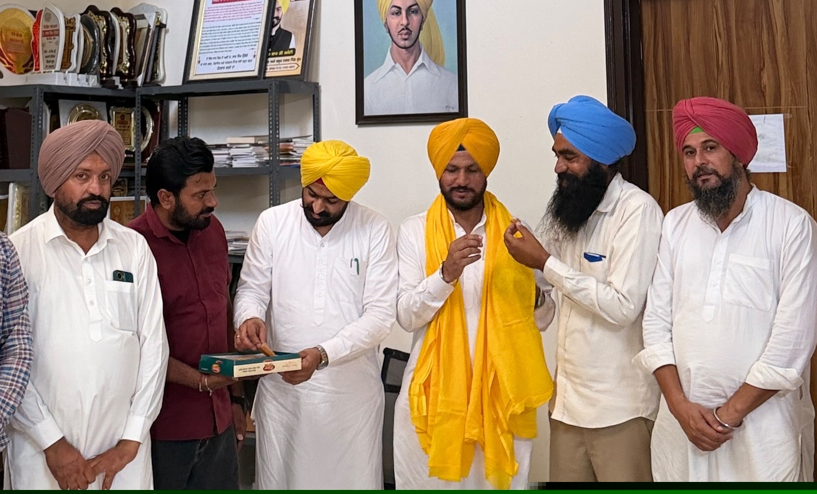 ਮਾਰਕੀਟ ਕਮੇਟੀ ਦਾ ਮੁੜ ਚੇਅਰਮੈਨ ਬਣਨ ਤੇ ਤਰਸੇਮ ਸਿੰਘ ਕਾਹਨੇਕੇ ਦਾ ਵਿਧਾਇਕ ਤੇ ਸਾਬਕਾ ਪ੍ਰਧਾਨ ਨੇ ਕਰਵਾਇਆ ਮੁੰਹ ਮਿੱਠਾ