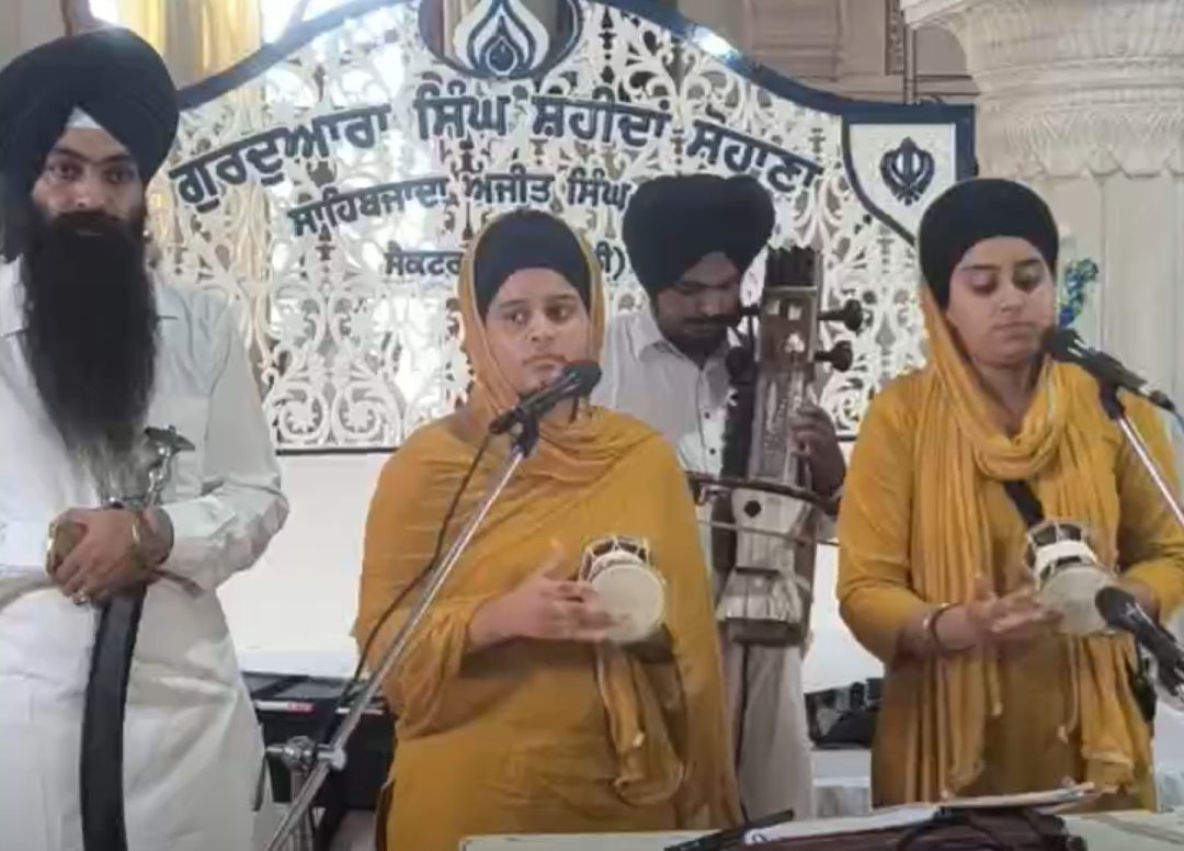 ਗੁਰਦੁਆਰਾ ਸ਼ਹੀਦ ਬਾਬਾ ਹਨੂੰਮਾਨ ਸਿੰਘ ਜੀ ਸੋਹਾਣਾ ਵਿਖੇ ਸਮਾਗਮ ਦੌਰਾਨ ਸਤਨਾਮ ਸਿੰਘ ਟਾਂਡਾ ਦਾ ਢਾਡੀ ਜੱਥਾ ਵਾਰਾਂ ਸ੍ਰਵਣ ਕਰਵਾਉਦਾ ਹੋਇਆ