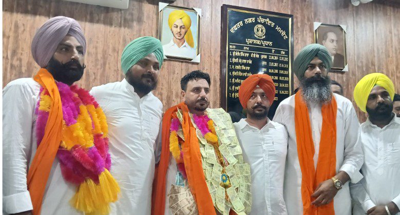 ਰਾਕੇਸ਼ ਕੁਮਾਰ (ਵਿੱਕੀ ਮੈਣੀ) ਸਰਬਸੰਮਤੀ ਨਾਲ ਚੁਣੇ ਗਏ ਨਗਰ ਪੰਚਾਇਤ ਮਮਦੋਟ ਦੇ ਪ੍ਰਧਾਨ । ਸਮਾਜ ਸੇਵਕ ਗੁਰਪ੍ਰੀਤ ਸਿੰਘ ਸੇਖੋਂ ਦੀ ਹਾਜ਼ਰੀ ’ਚ ਹੋਇਆ ਤਾਜਪੋਸ਼ੀ ਸਮਾਗਮ, ਹਲਕਾ ਵਿਧਾਇਕ ਦੀ ਗੈਰ ਹਾਜ਼ਰੀ ਰਹੀ ਚਰਚਾ ਦਾ ਵਿਸ਼ਾ