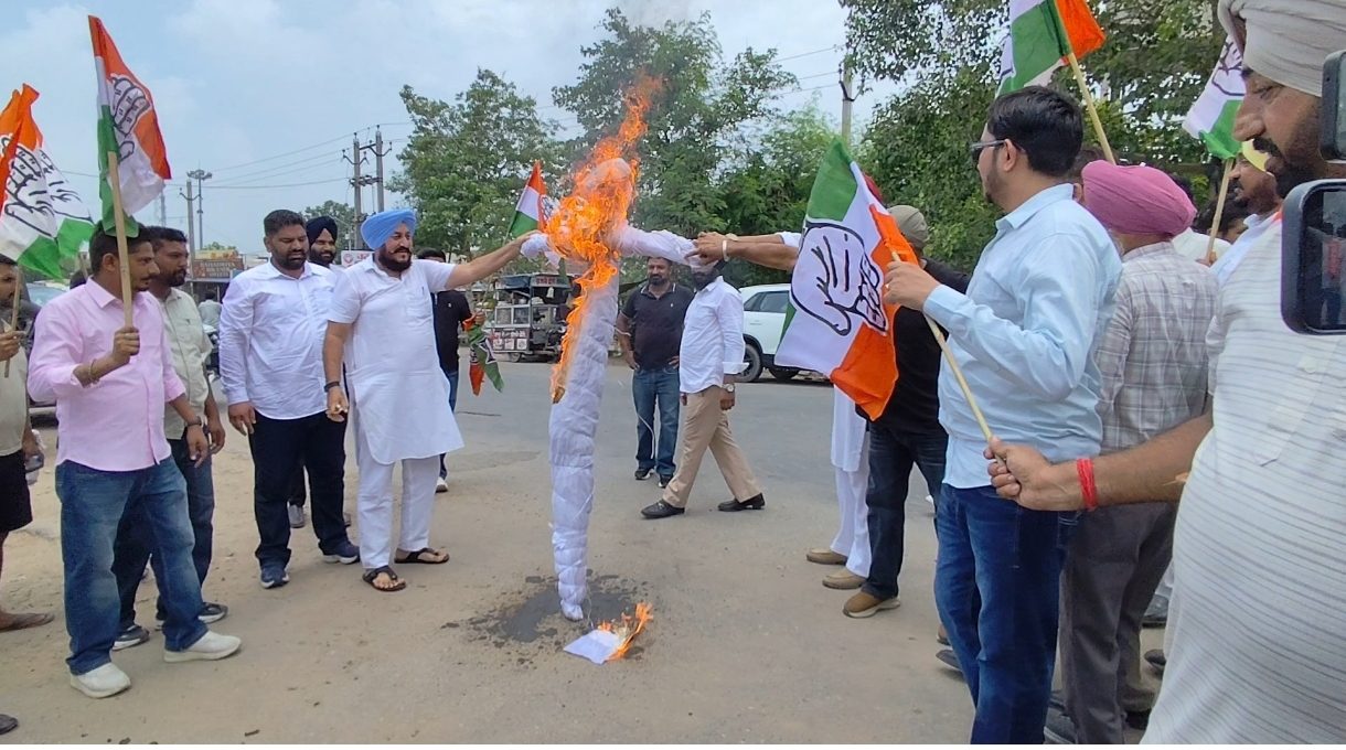 ਕਾਂਗਰਸ ਪਾਰਟੀ ਵੱਲੋਂ ਮੁਅੱਤਲ ਸਾਬਕਾ ਵਿਧਾਇਕ ਮਦਨ ਲਾਲ ਜਲਾਲਪੁਰ ਖਿਲਾਫ ਟਕਸਾਲੀ ਵਰਕਰਾਂ ਦਾ ਗੁੱਸਾ ਭੜਕਿਆ, ਘਨੌਰ ਵਿਖੇ ਫੂਕਿਆ ਮਦਨ ਲਾਲ ਜਲਾਲਪੁਰ ਦਾ ਪੁਤਲਾ