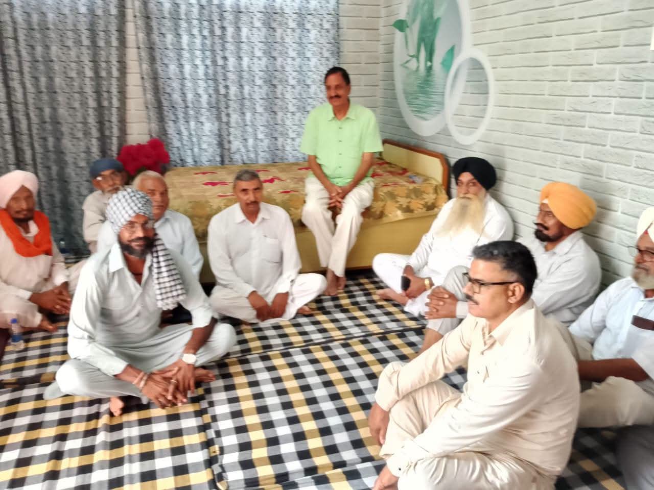 ਬ੍ਰਿਗੇਡੀਅਰ ਰਾਜ ਕੁਮਾਰ ਵੱਲੋਂ ਸਾਬਕਾ ਸੈਨਿਕ ਮਹਿੰਦਰ ਦੇ ਮਾਤਾ ਜੀ ਦੇ ਦਿਹਾਂਤ ‘ਤੇ ਗਹਿਰੇ ਦੁੱਖ ਦਾ ਪ੍ਰਗਟਾਵਾ: ਪਿੰਡ ਚਣਕੋਆ ਪਹੁੰਚ ਕੇ ਪਰਿਵਾਰ ਨਾਲ ਕੀਤੀ ਹਮਦਰਦੀ ਸਾਂਝੀ