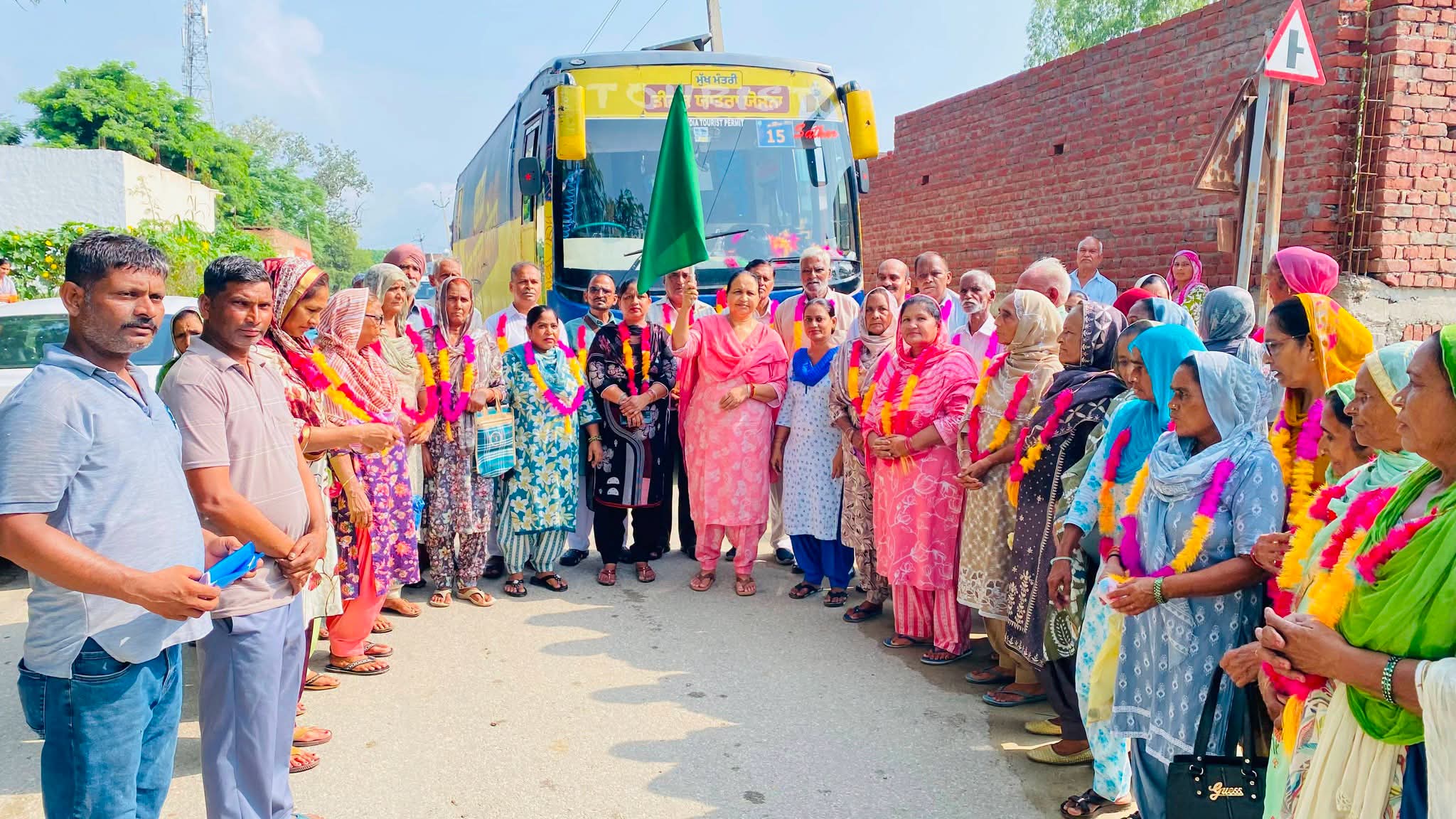 ਵਿਧਾਇਕਾ ਸੰਤੋਸ਼ ਕਟਾਰੀਆ ਵੱਲੋਂ ਅੰਬੇਡਕਰ ਨਗਰ (ਰੱਤੇਵਾਲ) ਤੋਂ ‘ਮੁੱਖ ਮੰਤਰੀ ਤੀਰਥ ਯਾਤਰਾ’ ਤਹਿਤ ਸ਼ਰਧਾਲੂਆਂ ਦੀ ਬੱਸ ਰਵਾਨਾ