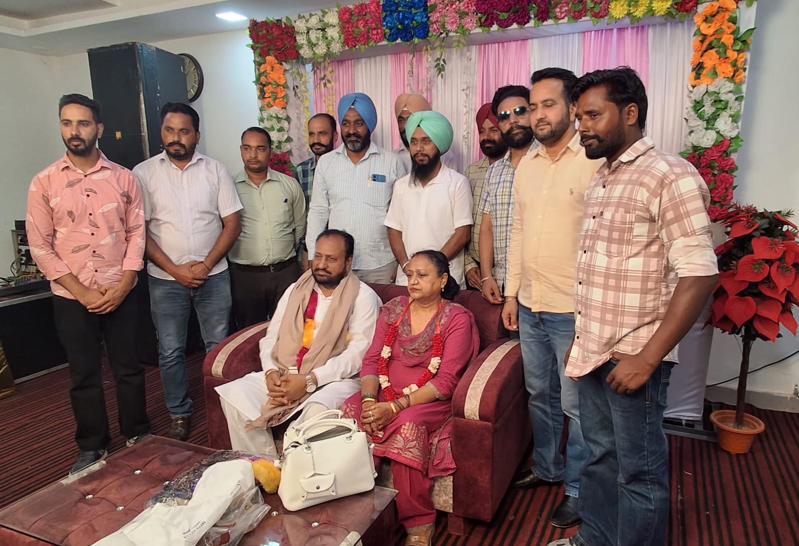 ਐਲ ਐਚ ਵੀ ਹਰਪਾਲ ਕੌਰ ਨੂੰ ਸੇਵਾ ਮੁੱਕਤੀ ਮੌਕੇ ਦਿੱਤੀ ਵਿਦਾਇਗੀ ਪਾਰਟੀ ।