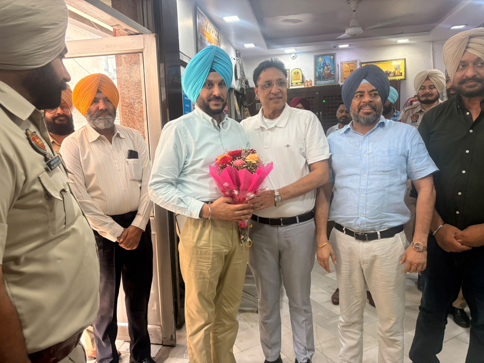 ਵਪਾਰੀਆਂ ਦੀਆਂ ਸਮੱਸਿਆਵਾਂ ਨੂੰ ਪਹਿਲ ਦੇ ਆਧਾਰ ‘ਤੇ ਹੱਲ ਕੀਤਾ ਜਾ ਰਿਹਾ ਹੈ:  ਅਜੈ ਗੁਪਤਾ   ਵਿਧਾਇਕ ਡਾ. ਗੁਪਤਾ ਅਤੇ ਸੀ.ਪੀ. ਭੁੱਲਰ ਨੇ ਮਜੀਠ ਮੰਡੀ ਵਪਾਰੀ ਐਸੋਸੀਏਸ਼ਨ ਦੇ ਅਹੁਦੇਦਾਰਾਂ ਨਾਲ ਮੁਲਾਕਾਤ ਕੀਤੀ