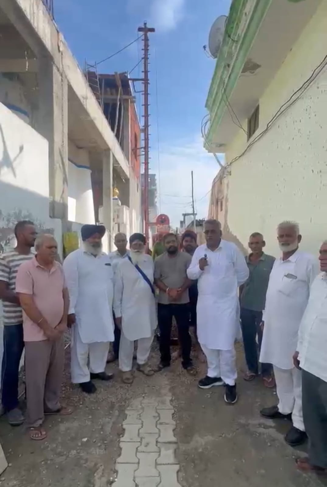 ਪਿੰਡ ਜੀਓਵਾਲ ਬੱਛੂਆਂ ਵਿਖੇ ਗੁਗਾ ਜ਼ਾਹਰ ਪੀਰ ਦਰਬਾਰ ‘ਚ ਢਾਈ ਲੱਖ ਦੀ ਲਾਗਤ ਨਾਲ ਖੁੱਲ੍ਹੇ ਹਾਲ ਦਾ ਨਿਰਮਾਣ ਸ਼ੁਰੂ ਸਾਬਕਾ ਚੇਅਰਮੈਨ ਸਤਨਾਮ ਜਲਾਲਪੁਰ ਨੇ ਆਪਣੇ ਸ਼ੁਭ ਹੱਥਾਂ ਨਾਲ ਸ਼ੁਰੂ ਕਰਵਾਇਆ ਕੰਮ; ਗ੍ਰਾਮ ਪੰਚਾਇਤ, ਕਲੱਬ ਅਤੇ ਸੰਗਤ ਵੱਲੋਂ ਕੀਤਾ ਗਿਆ ਵਿਸ਼ੇਸ਼ ਧੰਨਵਾਦ
