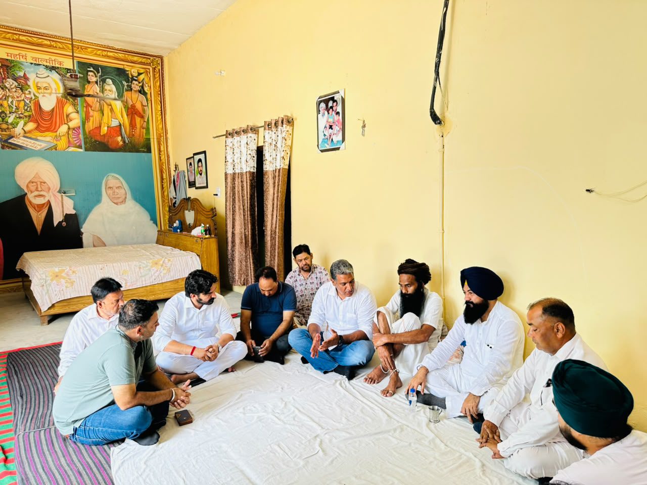 ਡੇਰਾ ਬਾਬਾ ਟਿੱਬੀ ਸਾਹਿਬ ਦੇ ਮੁੱਖ ਸੇਵਾਦਾਰ ਸਾਈ ਕਾਲੇ ਸ਼ਾਹ ਦੀ ਪੂਜਨੀਕ ਮਾਤਾ ਚਰਨਜੀਤ ਕੌਰ ਦੇ ਅਕਾਲ ਚਲਾਣੇ ‘ਤੇ ਐੱਸ.ਸੀ. ਕਮਿਸ਼ਨ ਦੇ ਚੇਅਰਮੈਨ ਜਸਵੀਰ ਸਿੰਘ ਗੜ੍ਹੀ ਅਤੇ ਕਾਂਗਰਸ ਦੇ ਜ਼ਿਲ੍ਹਾ ਪ੍ਰਧਾਨ ਅਜੇ ਮੰਗੂਪੁਰ ਨੇ ਦੁੱਖ ਦਾ ਪ੍ਰਗਟਾਵਾ ਪੀੜਤ ਪਰਿਵਾਰ ਨਾਲ ਦੁੱਖ ਸਾਂਝਾ ਕਰਨ ਪਹੁੰਚੀਆਂ ਇਲਾਕੇ ਦੀਆਂ ਪ੍ਰਮੁੱਖ ਧਾਰਮਿਕ ਤੇ ਸਿਆਸੀ ਸ਼ਖਸੀਅਤਾਂ