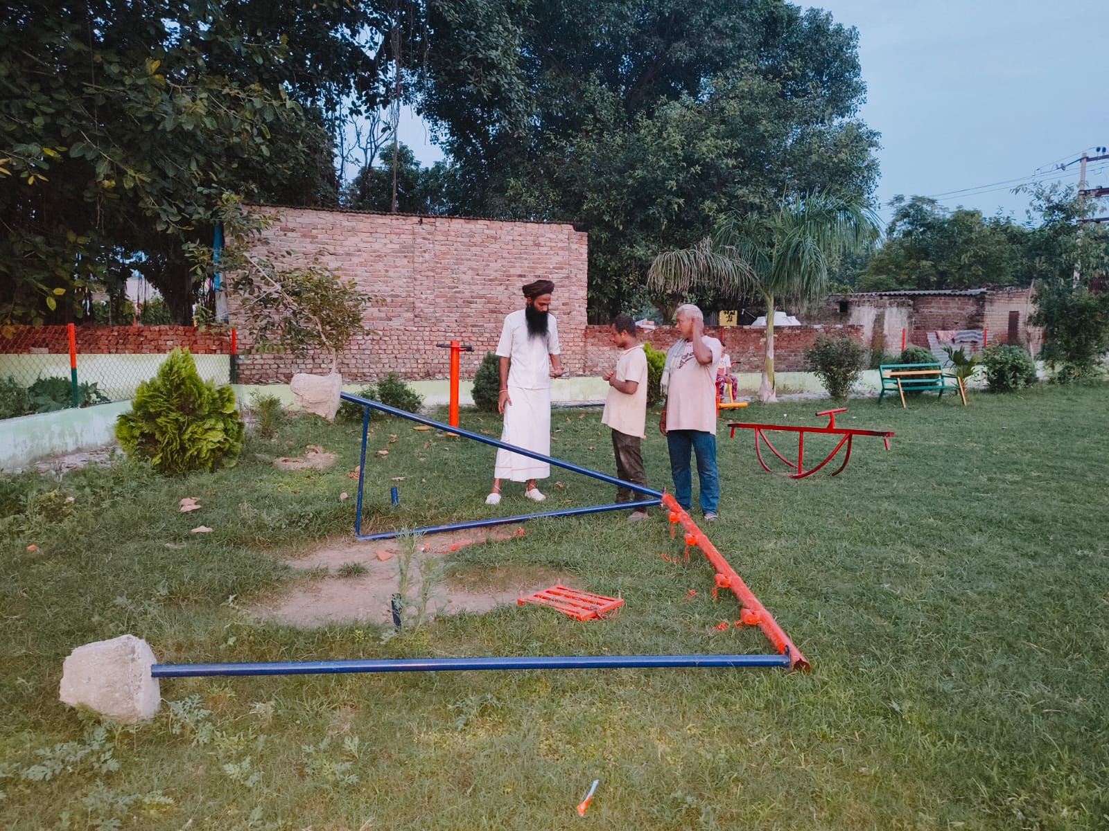 ਸ਼ਰਾਰਤੀ ਅਨਸਰਾਂ ਨੇ ਕਾਠਗੜ੍ਹ ‘ਚ ਬੱਚਿਆਂ ਦੇ ਪਾਰਕ ਵਿੱਚ ਲੱਗੇ ਝੂਲੇ ਅਤੇ ਗੇਟ ਦੇ ਪਿੱਲਰ ਨੂੰ ਤੋੜਿਆ