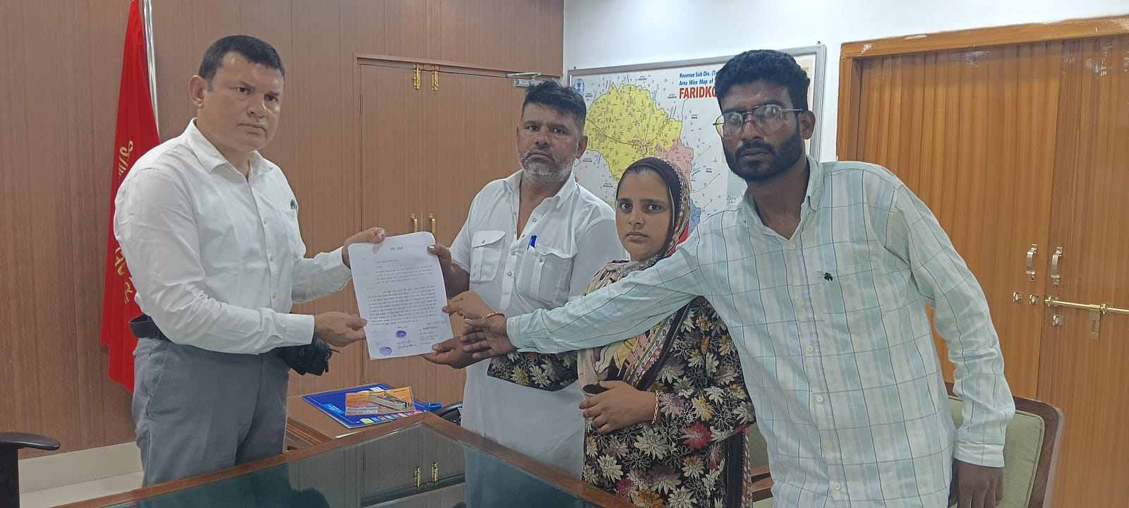 ਚੰਦਭਾਨ ਮਾਮਲੇ ‘ਚ ਮਜ਼ਦੂਰ ਮੁਕਤੀ ਮੋਰਚੇ ਦੀ ਸਰਕਾਰ ਤੇ ਪ੍ਰਸ਼ਾਸਨ ਨੂੰ ਸਖ਼ਤ ਚੇਤਾਵਨੀ ਡੀ.ਸੀ. ਨੂੰ ਮੰਗ ਪੱਤਰ ਸੌਂਪਿਆ; ਸਿਆਸੀ ਸ਼ਹਿ ਹੇਠ ਧੱਕੇਸ਼ਾਹੀ ਦੇ ਦੋਸ਼, ਇਨਸਾਫ਼ ਨਾ ਮਿਲਣ ‘ਤੇ ਤਿੱਖੇ ਸੰਘਰਸ਼ ਦਾ ਐਲਾਨ : ਗੋਬਿੰਦ ਛਾਜਲੀ
