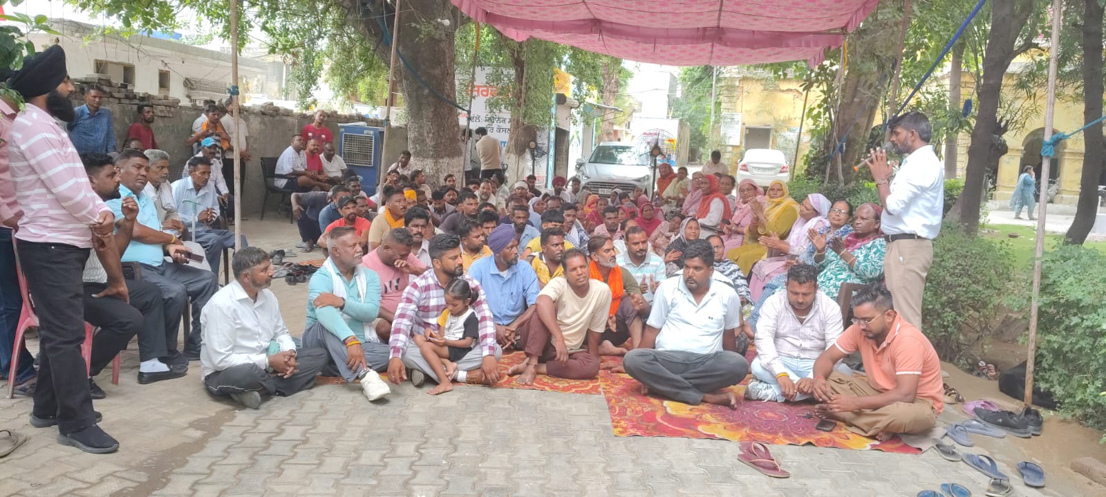 ਸੰਘਰਸ਼ ਅੱਗੇ ਝੁਕੀ ਸਰਕਾਰ, ਸਫਾਈ ਕਾਮਿਆਂ ਦੀਆਂ ਮੁੱਖ ਮੰਗਾਂ ਮਨਜ਼ੂਰ    ਅਣਮਿੱਥੇ ਸਮੇਂ ਦੀ ਹੜਤਾਲ ਸਮਾਪਤ; ਜਗਰਾਉਂ ਵਿੱਚ ਸਫਾਈ ਵਿਵਸਥਾ ਮੁੜ ਬਹਾਲ