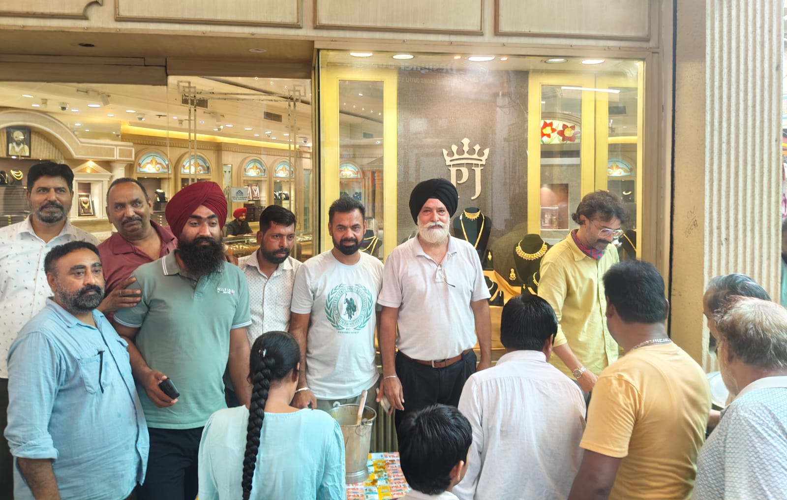 ਸਾਵਣ ਮਹੀਨੇ ਨੂੰ ਮੁੱਖ ਰੱਖਦਿਆਂ ਮੇਨ ਬਾਜ਼ਾਰ ਦੇ ਦੁਕਾਨਦਾਰਾਂ ਵੱਲੋਂ ਭੰਡਾਰਾ