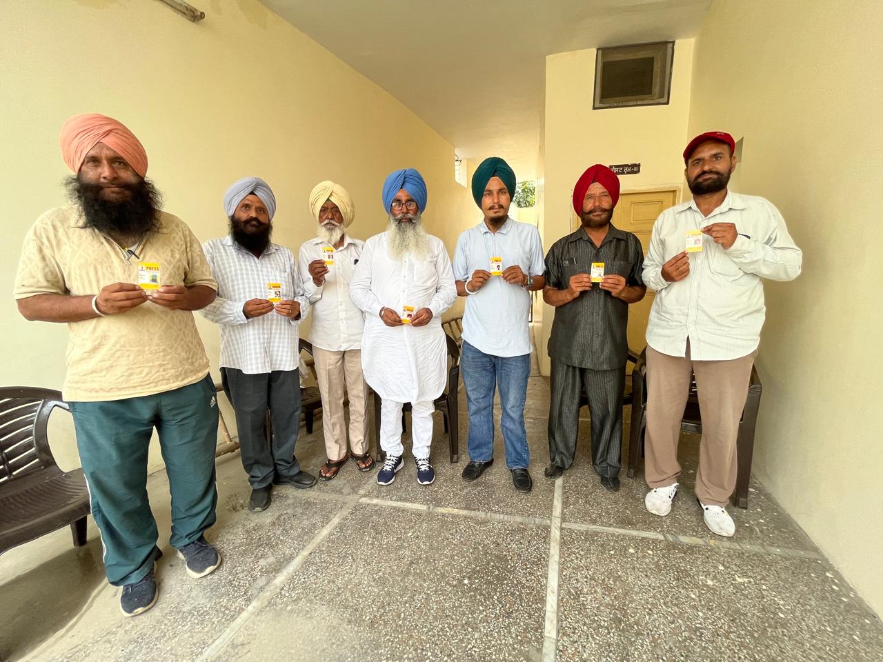 ਪ੍ਰੈੱਸ ਕਲੱਬ ਬਠਿੰਡਾ ਦਿਹਾਤੀ (ਰਜਿ.) ਦੀ ਮਹੀਨਾਵਾਰ ਮੀਟਿੰਗ ਹੋਈ    ਪ੍ਰੈਸ ਕਲੱਬ ਦੇ ਅਹੁਦੇਦਾਰਾਂ ਨੂੰ ਵੰਡੇ ਸਨਾਖ਼ਤੀ ਕਾਰਡ 