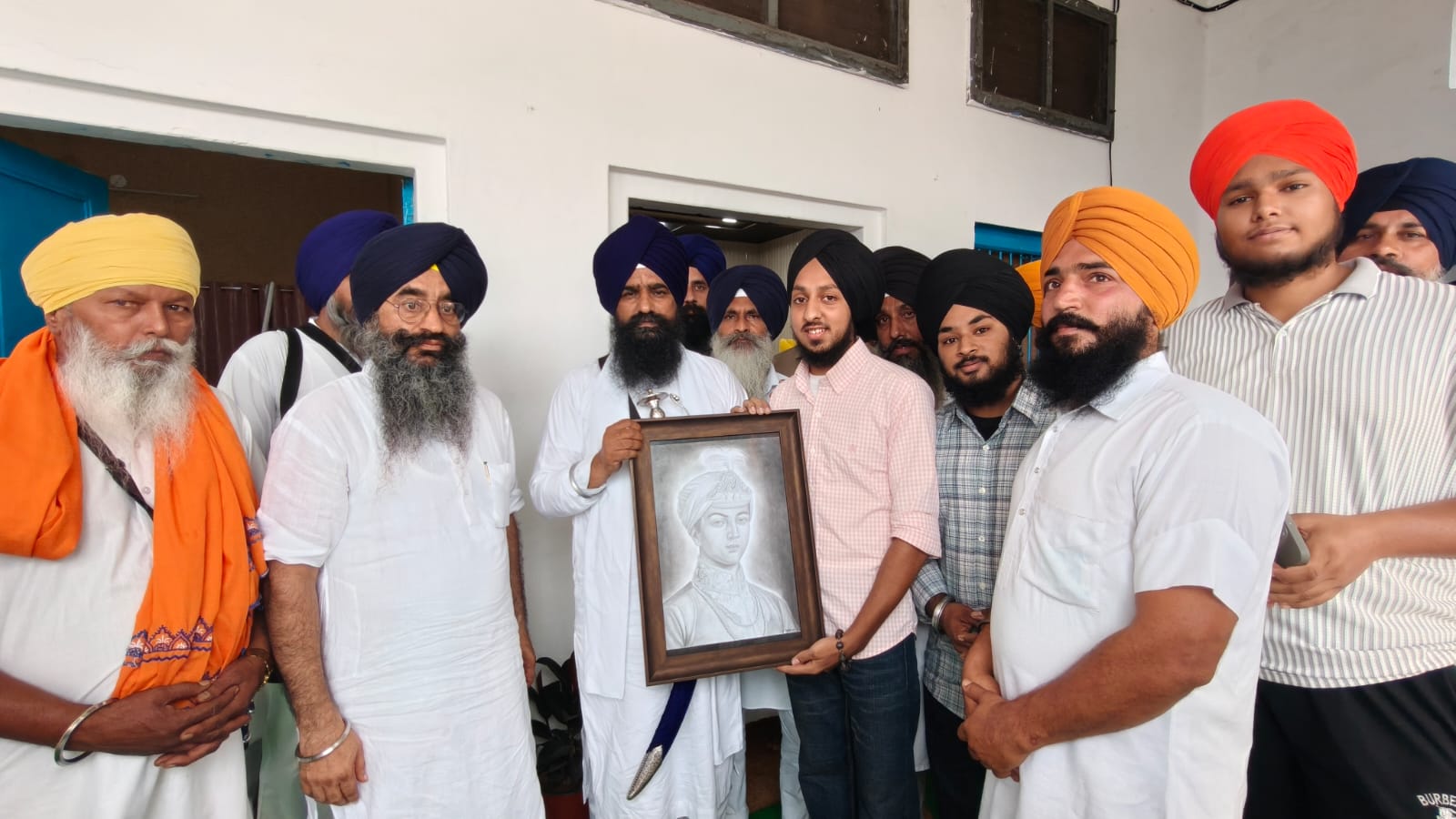 ਪ੍ਰਕਾਸ਼ ਪੁਰਬ ਮੌਕੇ ਨੌਜਵਾਨ ਵੱਲੋਂ ਹੱਥੀਂ ਤਿਆਰ ਕੀਤਾ ਸਕੈਚ ਸਿੰਘ ਸਾਹਿਬ ਗਿਆਨੀ ਕੁਲਦੀਪ ਸਿੰਘ ਗੜਗੱਜ ਨੂੰ ਕੀਤਾ ਭੇਟ